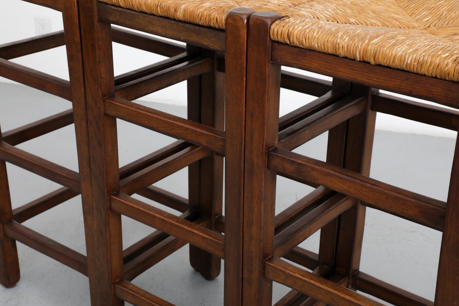 Set di tre sgabelli da bar in stile Charlotte Perriand in Oak e giunco tinto scuro in vendita 1