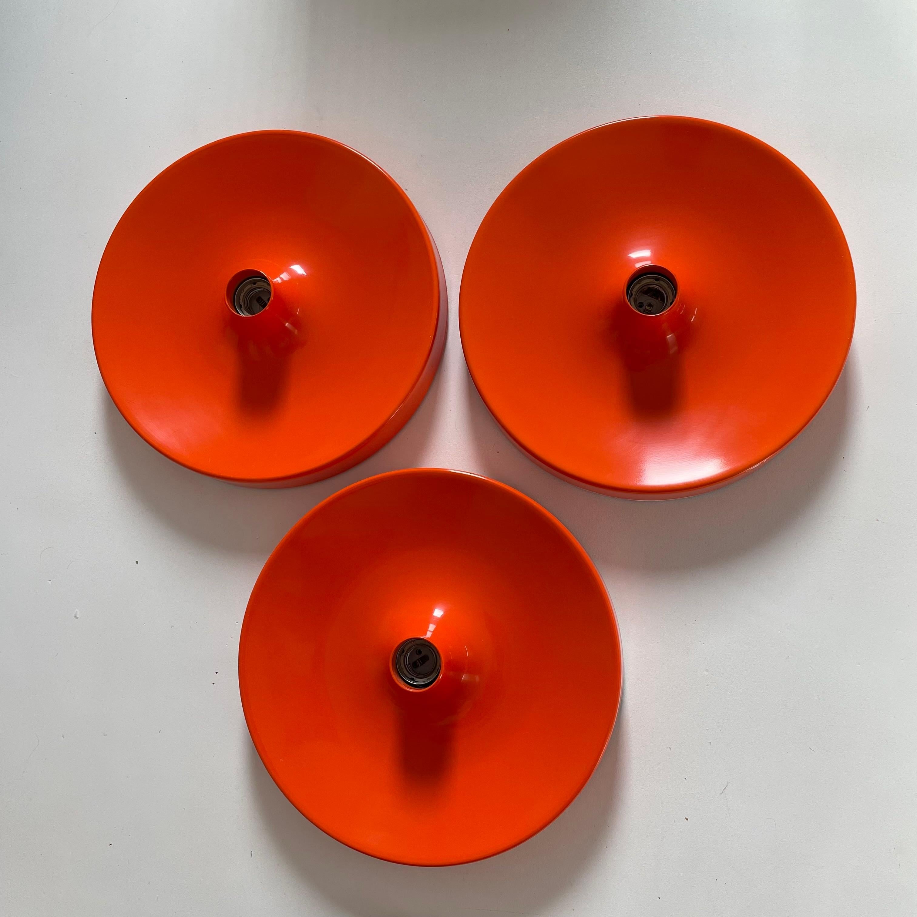Article:

Wall light sconce set of 3


Producer:

Staff lights



Origin:

Germany



Age:

1970s



Description:

Original 1970s modernist German wall light made of solid metal aluminium. This super rare wall light was produced in the 1970s by