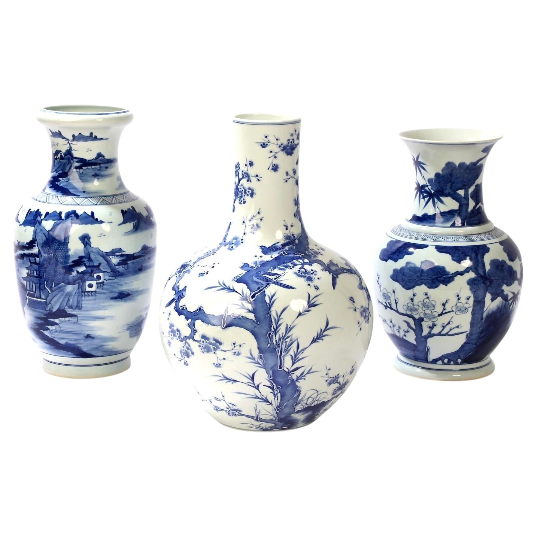 Due vasi cinesi in porcellana blu e bianca, XX secolo. (Il vaso centrale è stato venduto)