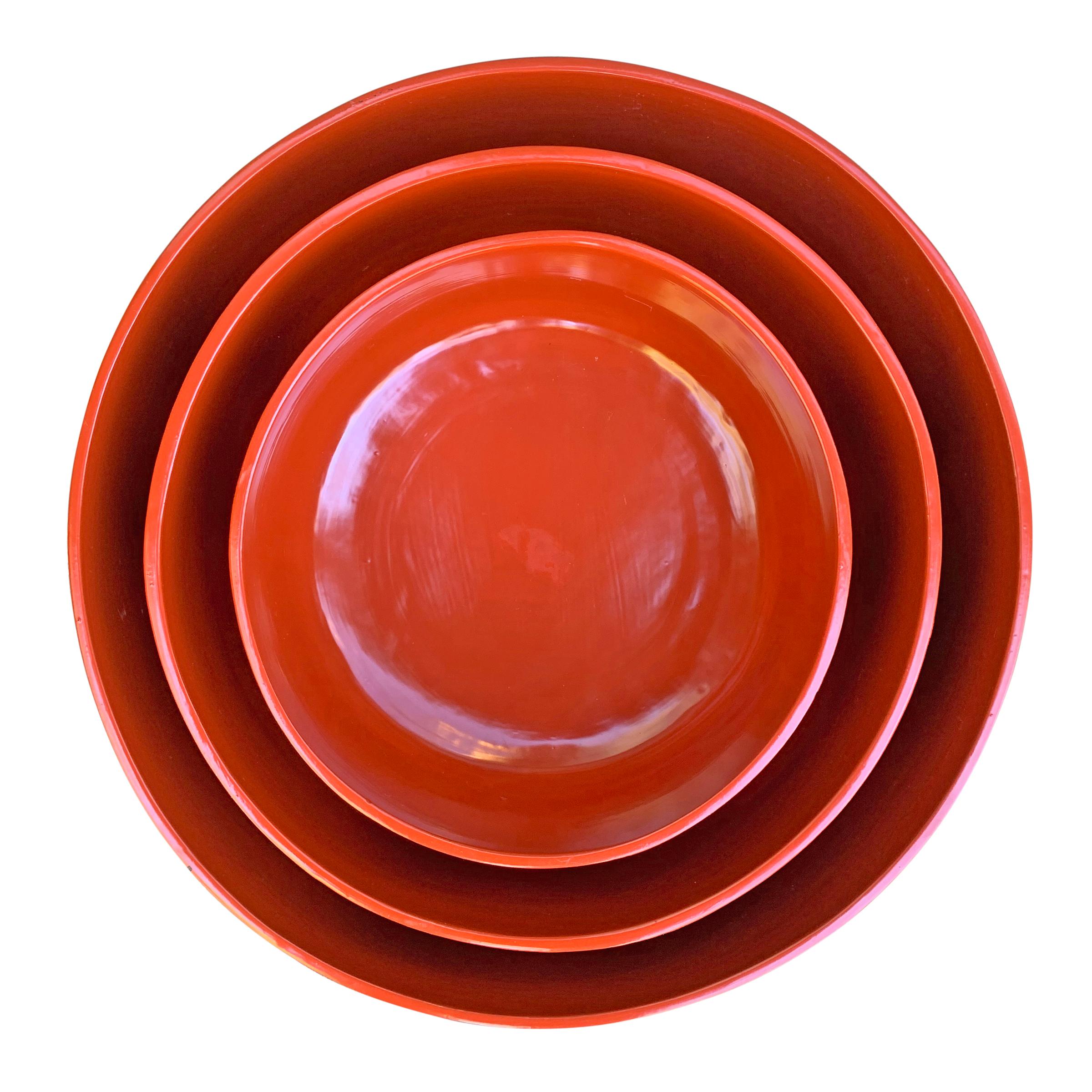 Un fantastique et audacieux ensemble de trois bols chinois en laque noire et rouge du milieu du 20e siècle aux formes modernes et sophistiquées avec des côtés droits, des coins légèrement inclinés et des fonds plats. Peut être emboîté ou utilisé