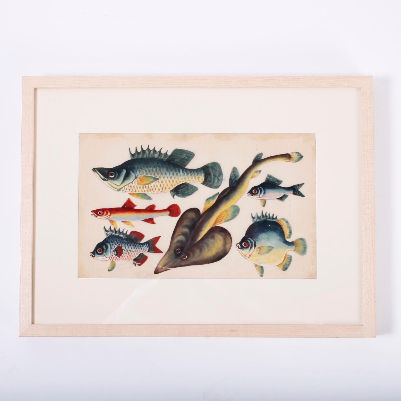 Ensemble de trois rares peintures chinoises anciennes encadrées et encadrées de poissons. Peint sur papier sulfurisé à la gouache avec des couleurs vives dans un style scolaire. Avec l'usure et les rousseurs attendues. Les prix sont fixés à l'unité.