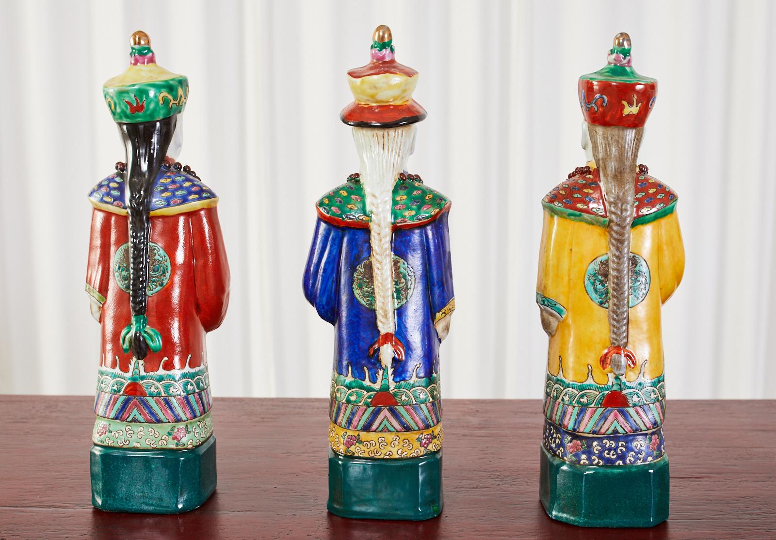Ensemble de trois figures d'empereurs Qing en porcelaine chinoise 4