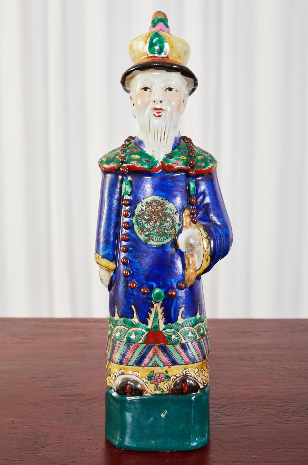 Chinois Ensemble de trois figures d'empereurs Qing en porcelaine chinoise