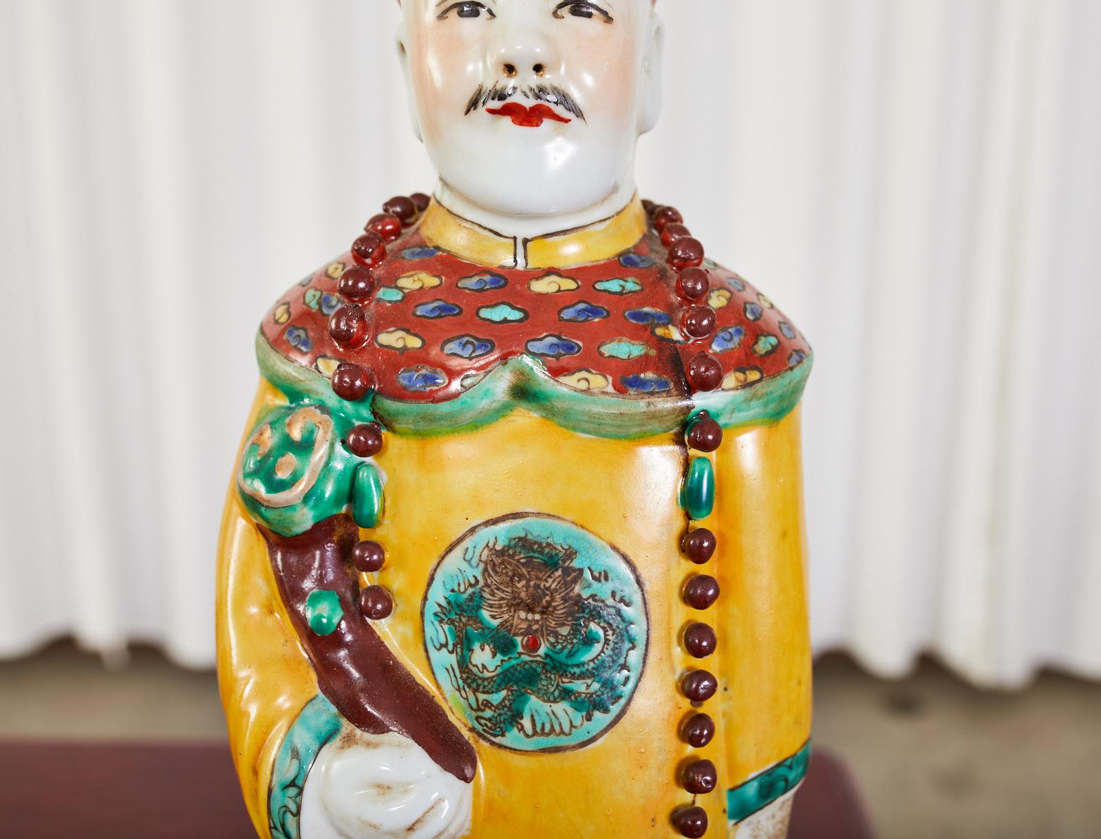 Ensemble de trois figures d'empereurs Qing en porcelaine chinoise Bon état à Rio Vista, CA