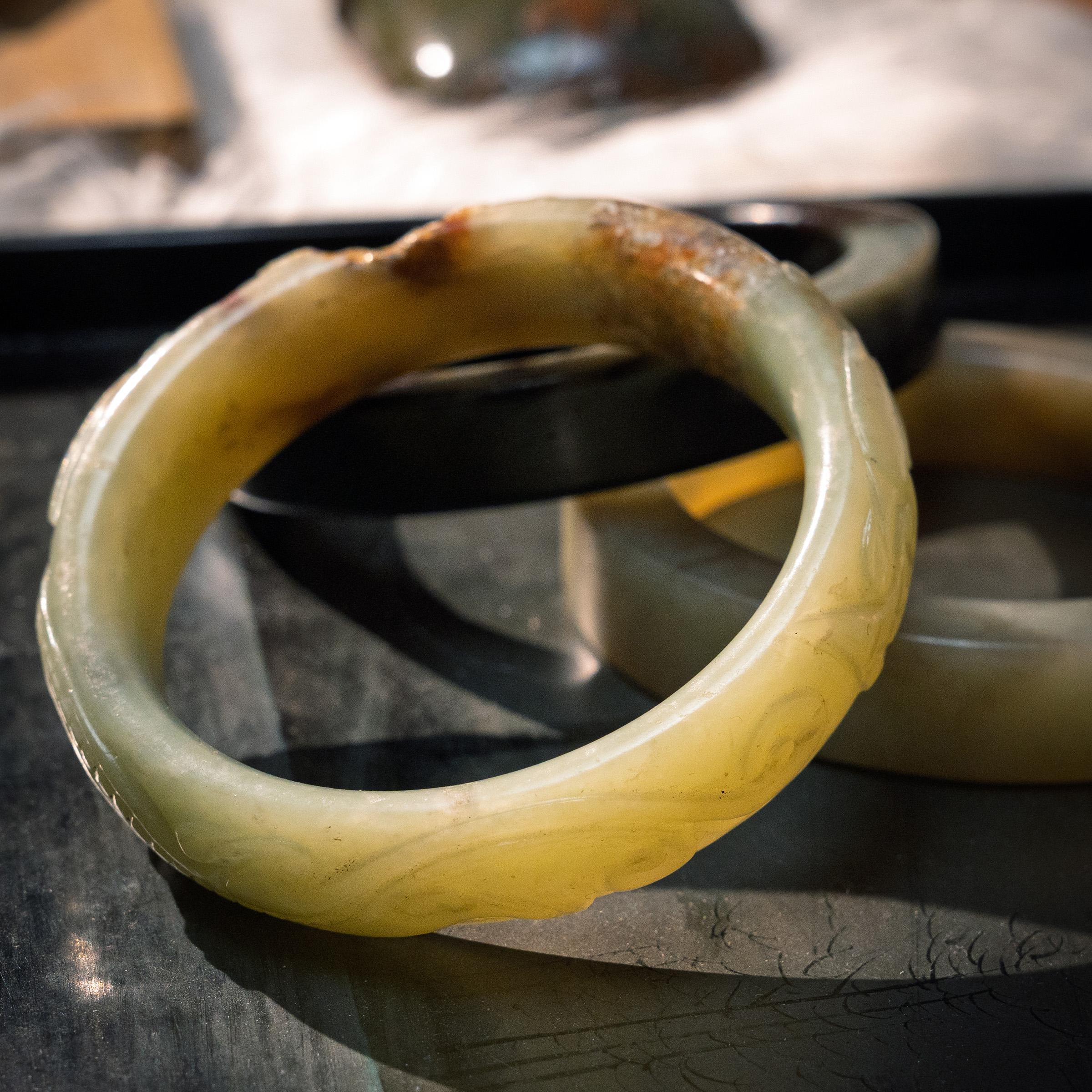 Cinese Set di tre bracciali di giada della dinastia Qing cinese in vendita