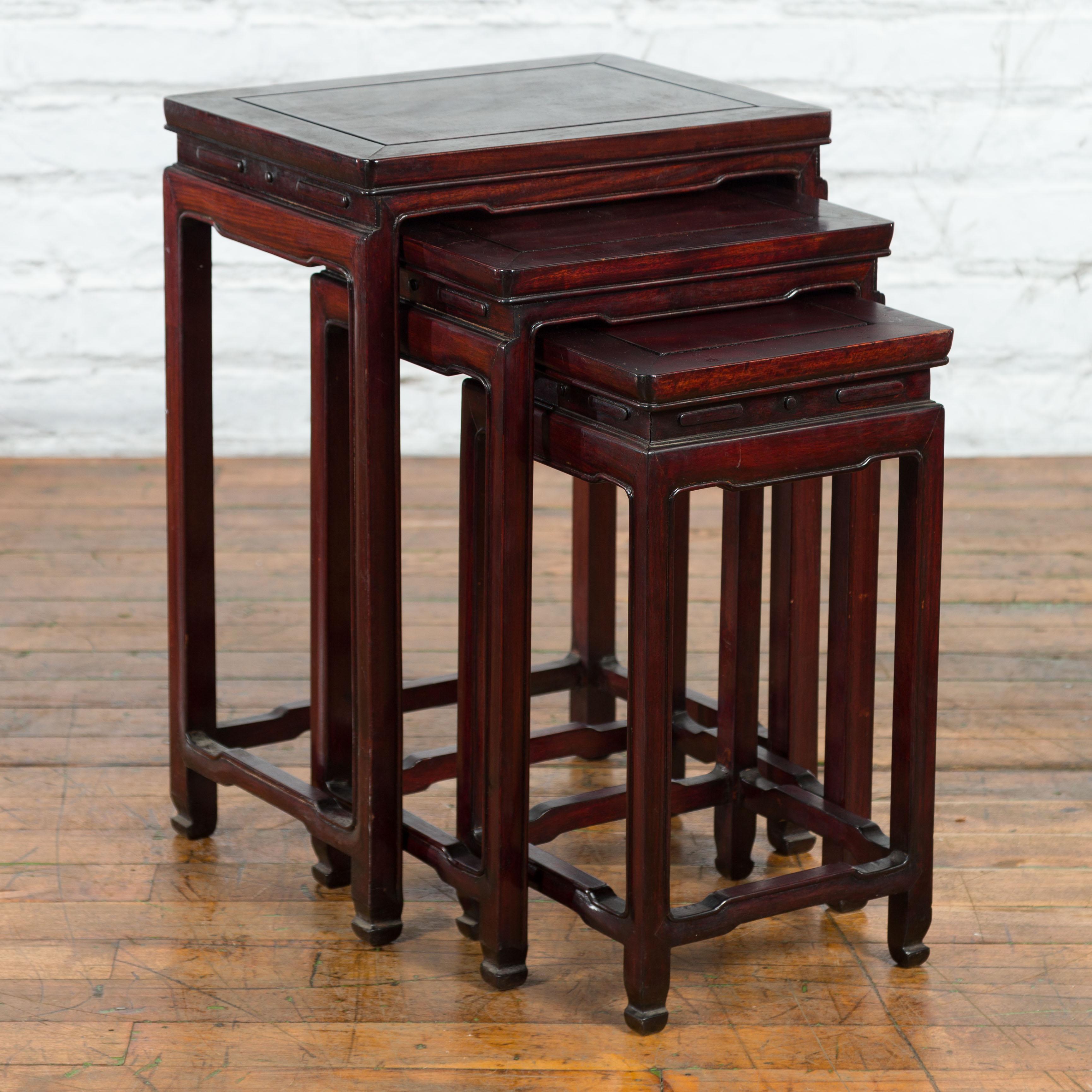 20th Century Set of Three Chinese Vintage Rosewood Nesting Tables with Reddish Brown Patina For Sale