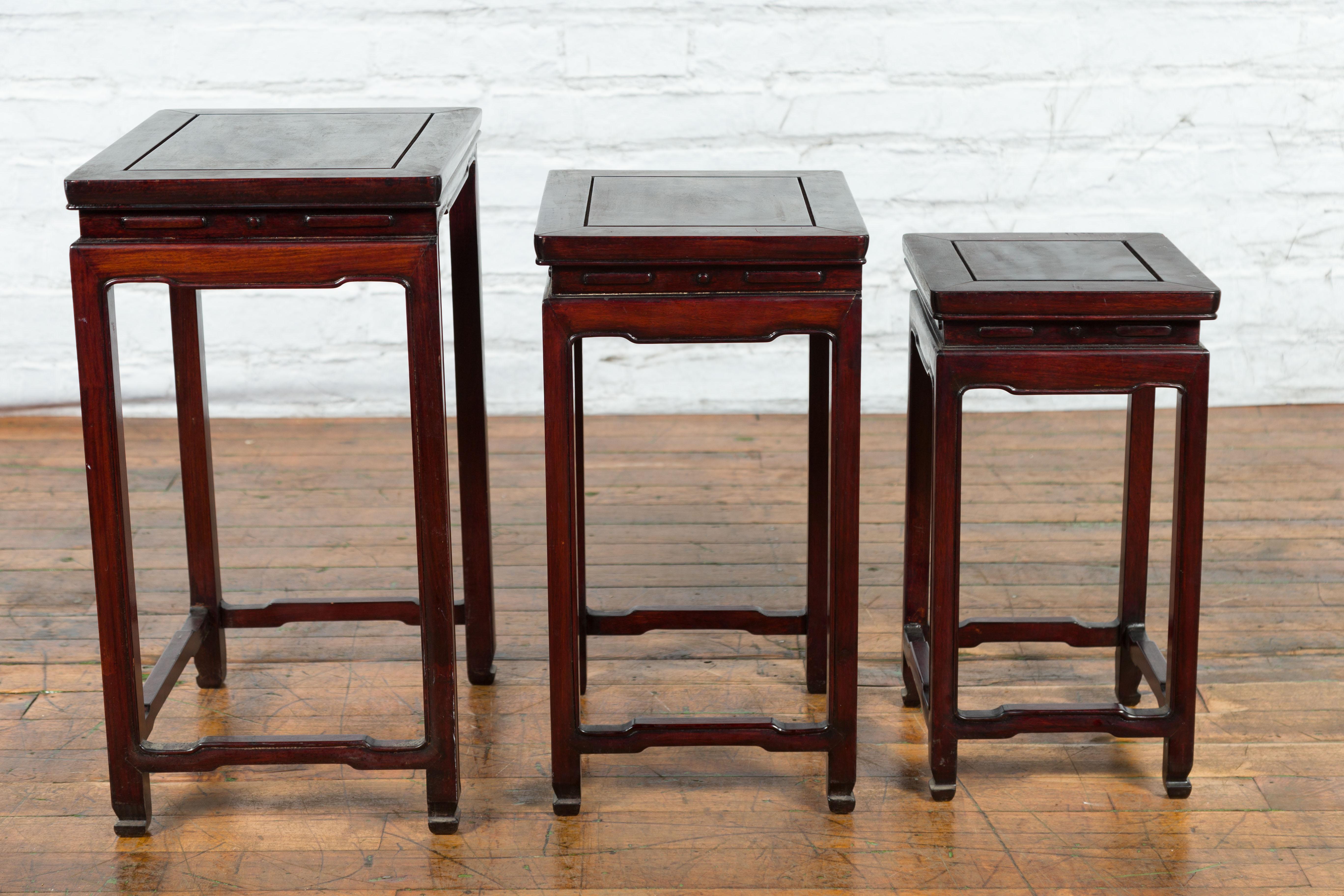 Set of Three Chinese Vintage Rosewood Nesting Tables with Reddish Brown Patina For Sale 1