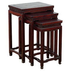 Ensemble de trois tables gigognes chinoises en bois de rose d'époque à patine Brown rougeâtre
