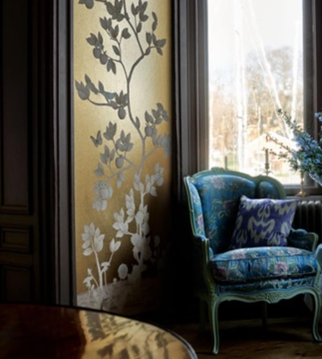 Satz von drei Chinoiserie-Gemälden, Aquarelle auf Seide und vergoldetem Papier (Chinesisch) im Angebot