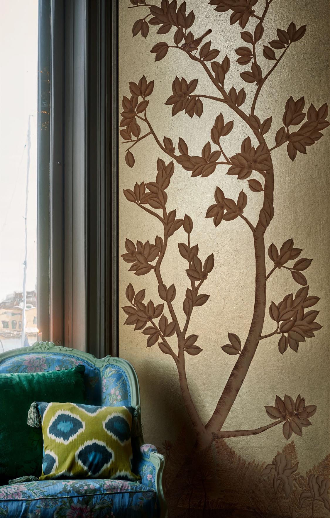 Satz von drei Chinoiserie-Gemälden, Aquarelle auf Seide und vergoldetem Papier (Vergoldet) im Angebot