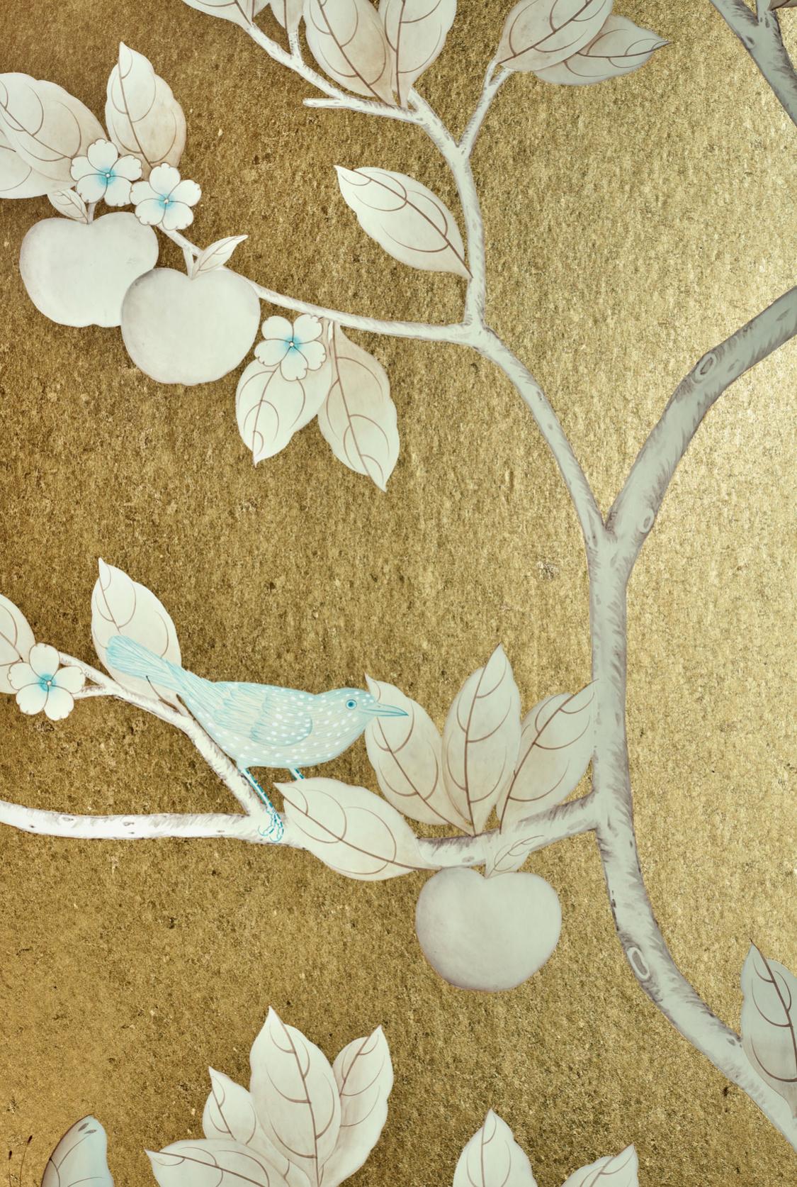 Satz von drei Chinoiserie-Gemälden, Aquarelle auf Seide und vergoldetem Papier (21. Jahrhundert und zeitgenössisch) im Angebot