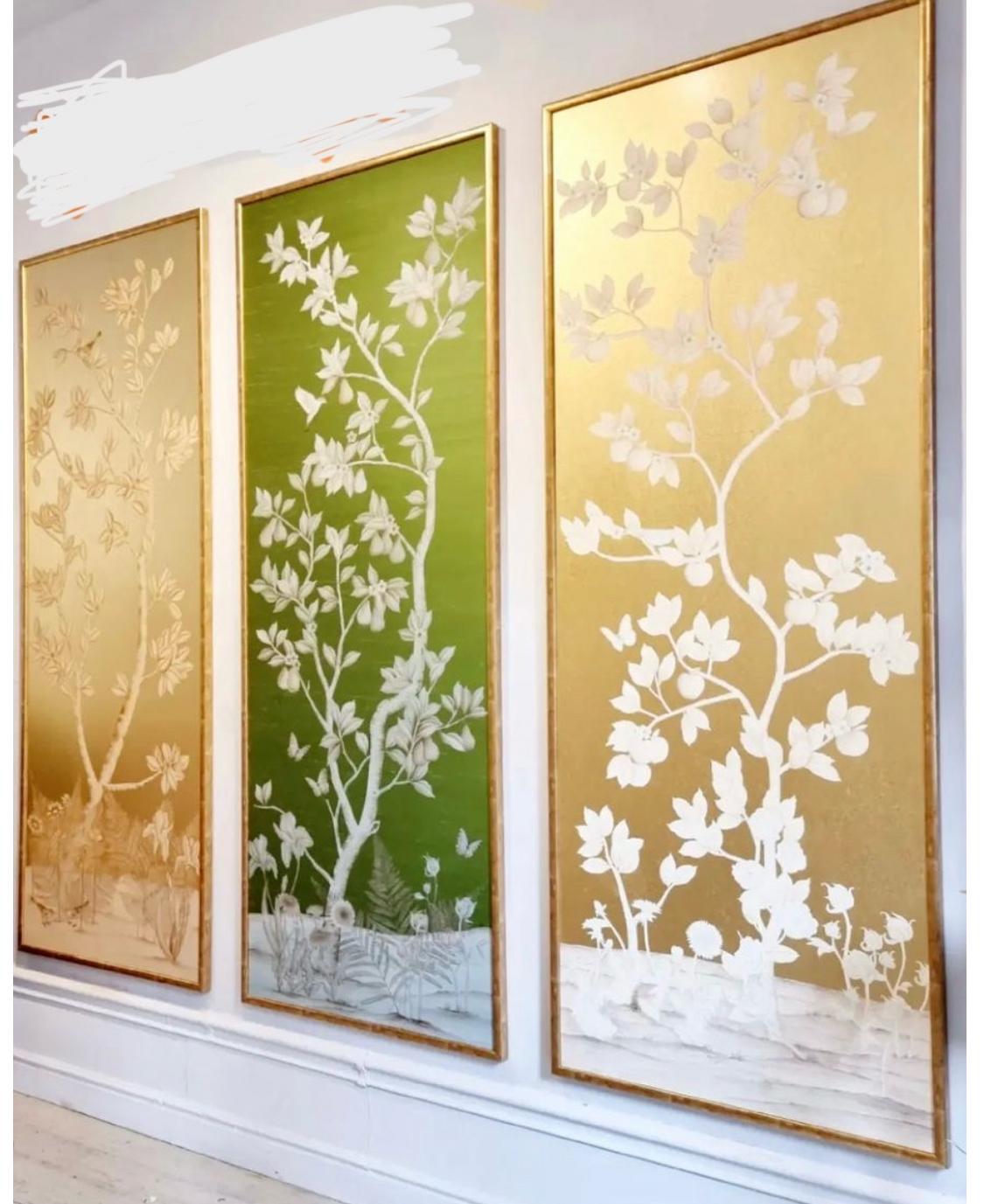 Satz von drei Chinoiserie-Gemälden, Aquarelle auf Seide und vergoldetem Papier (Stoff) im Angebot