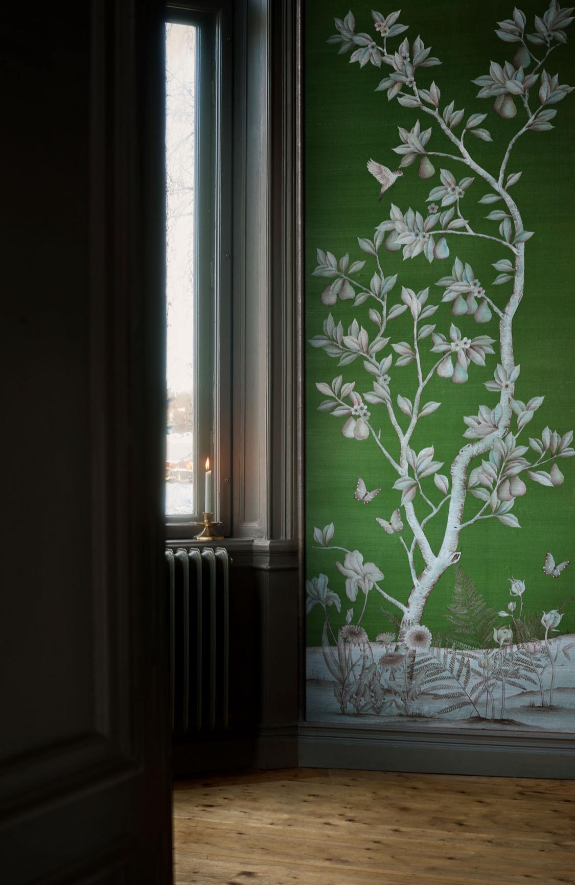 Satz von drei Chinoiserie-Gemälden, Aquarelle auf Seide und vergoldetem Papier im Angebot 1