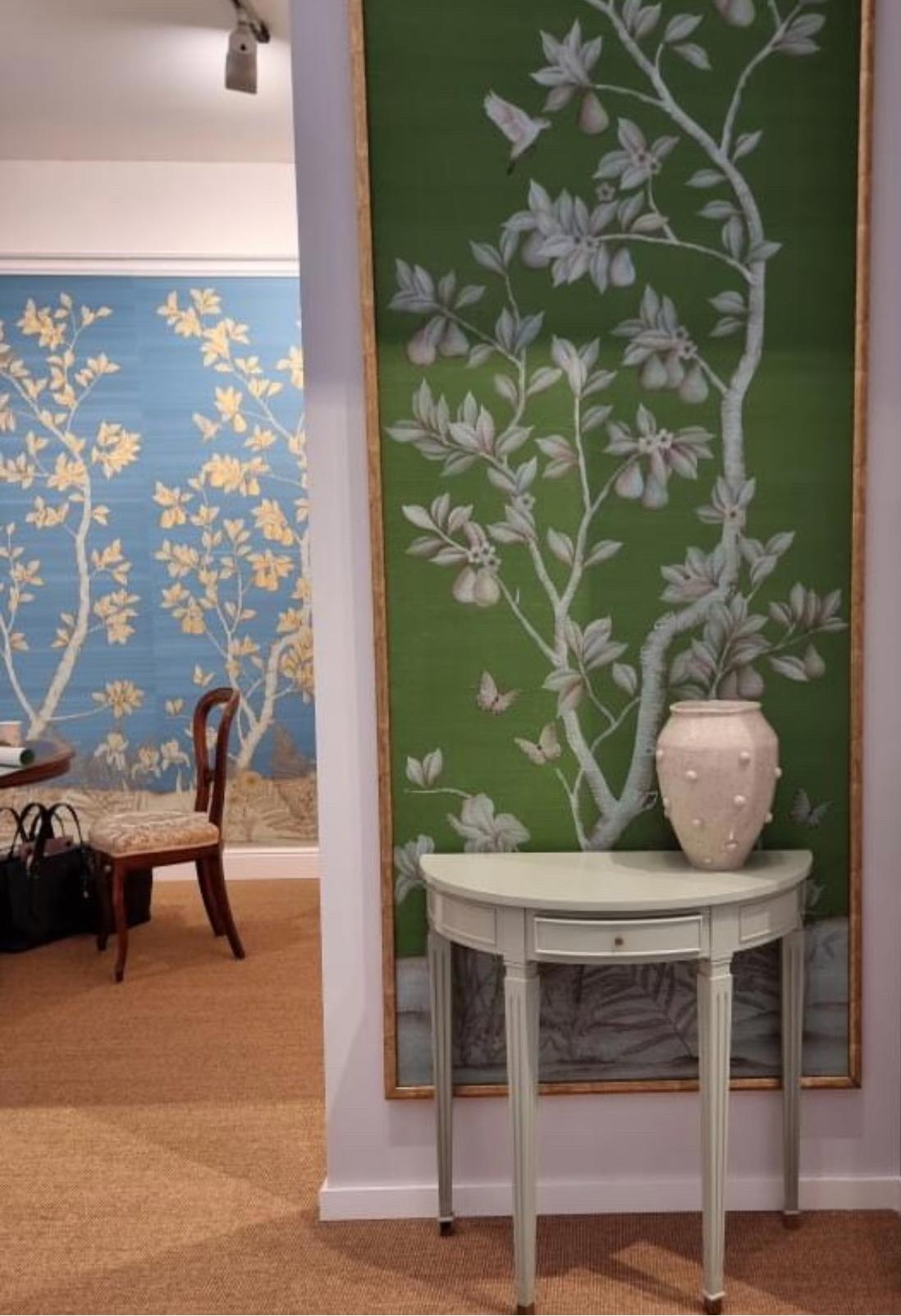 Satz von drei Chinoiserie-Gemälden, Aquarelle auf Seide und vergoldetem Papier im Angebot 2