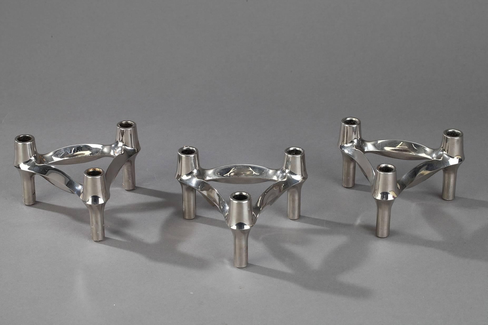 Trois chandeliers en métal chromé produits par BMF (Bayerische Metallwarenfabrik) en Allemagne dans les années 1970. Comme les chandeliers Nagel, les chandeliers BMF peuvent être utilisés individuellement ou assemblés pour créer une infinité de