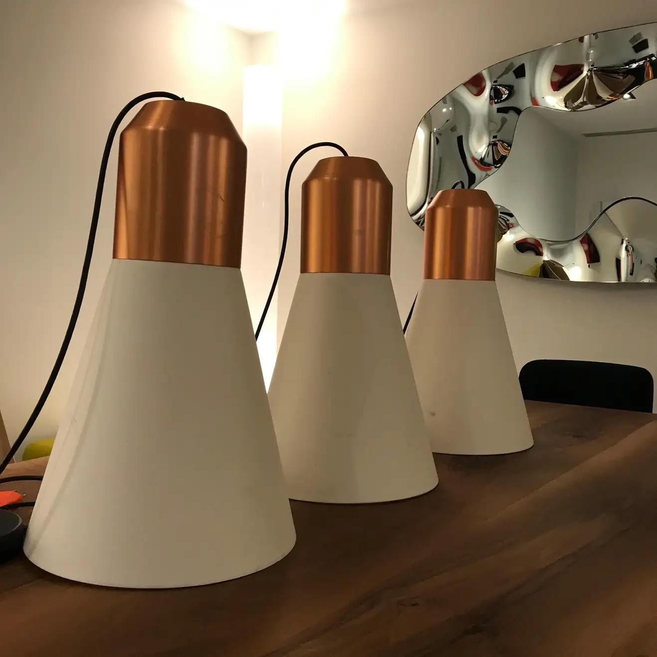 Allemand Ensemble de trois lampes à suspension ClassiCon Bell avec plateau en cuivre de Sebastian Herkner STOCK en vente
