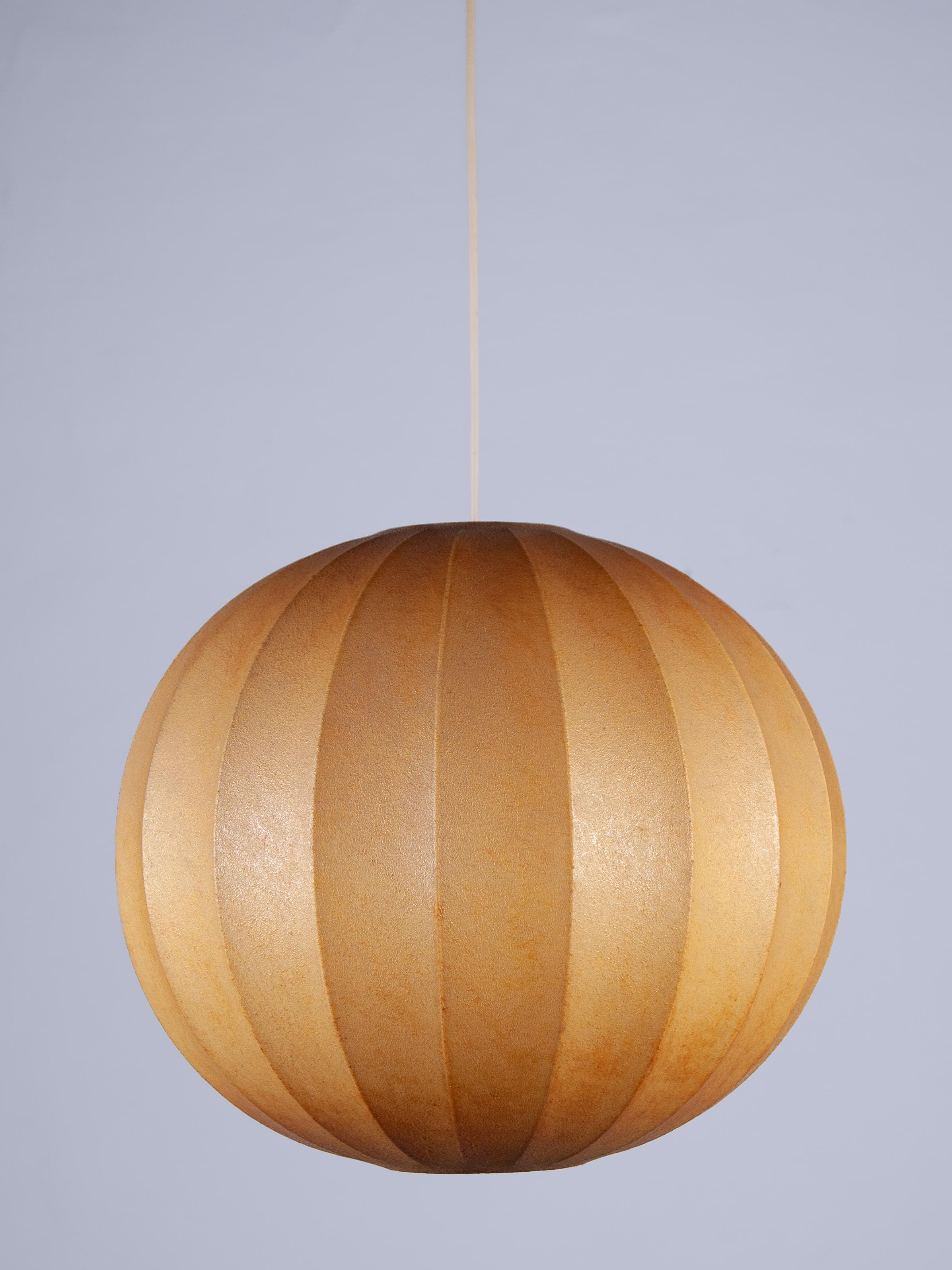 Lampada a sospensione Cocoon vintage disegnata da Achille & Pier Giancome Castiglioni negli anni '60. Bellissima lampada a sospensione in resina Subtil. Struttura in metallo verniciato a polvere di colore bianco e diffusore in resina cocoon