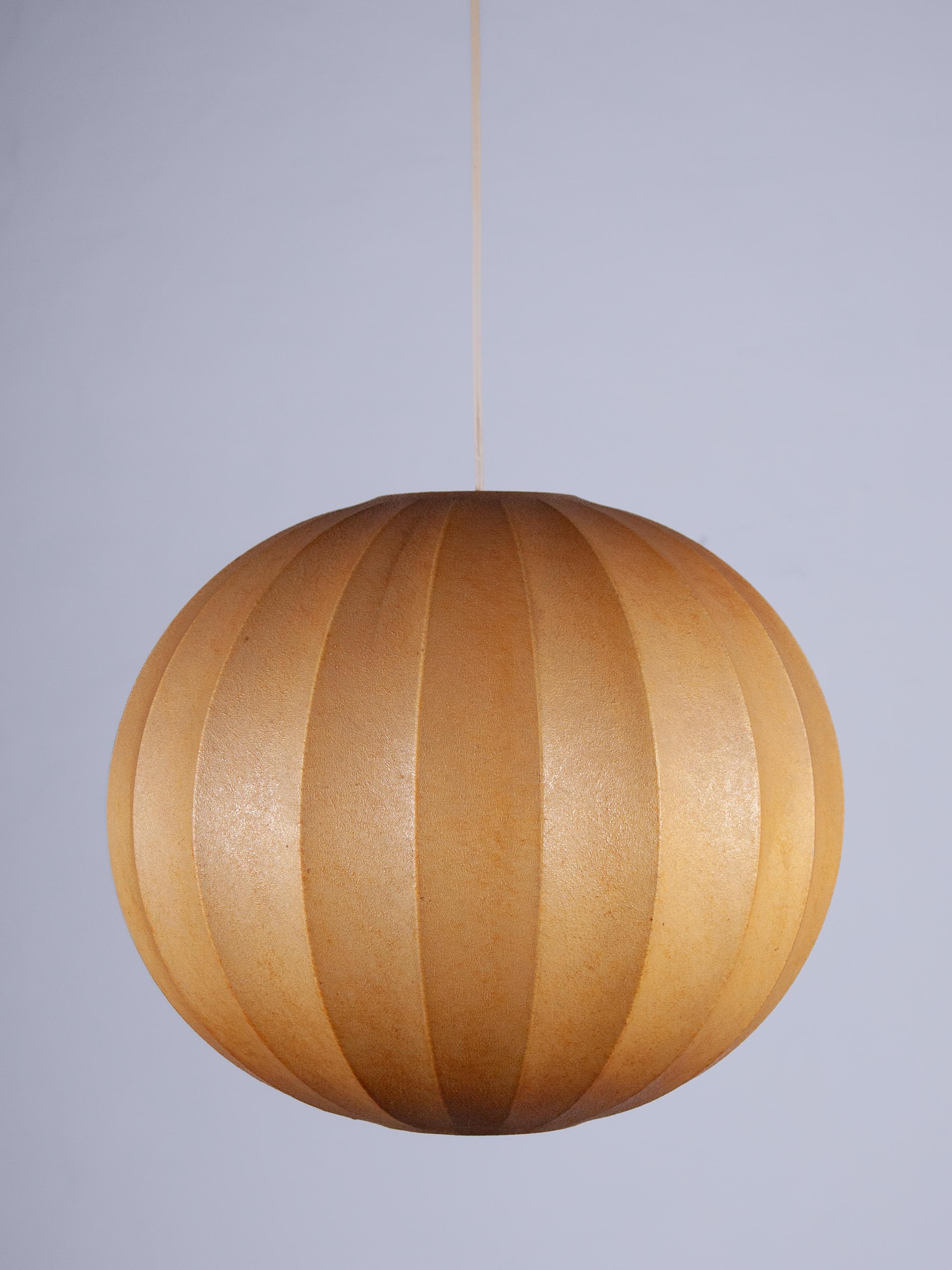 Italiano Set di tre lampade a sospensione Cocoon, Achille & Pier Giancome Castiglioni '60 in vendita