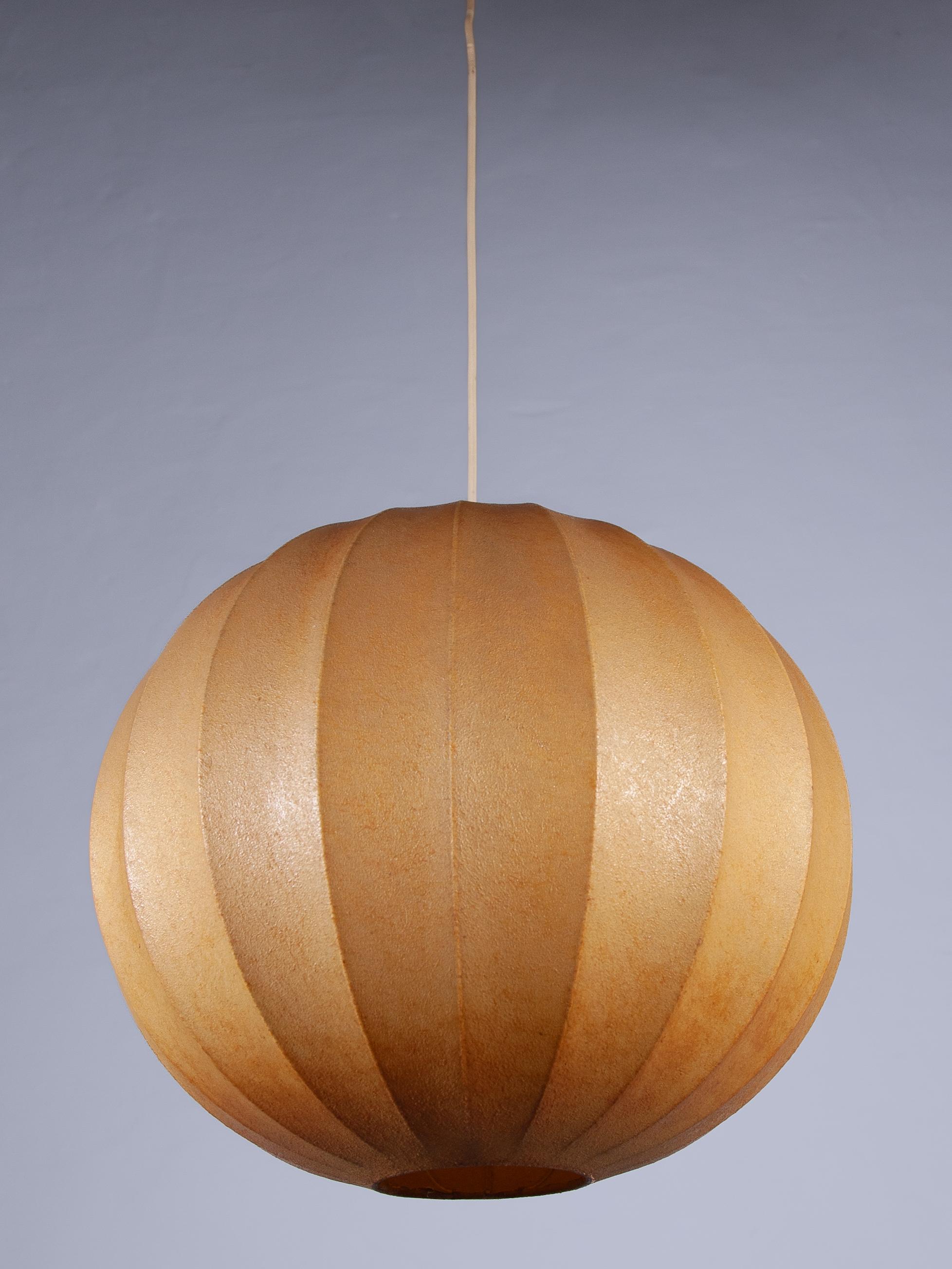 Fatto a mano Set di tre lampade a sospensione Cocoon, Achille & Pier Giancome Castiglioni '60 in vendita