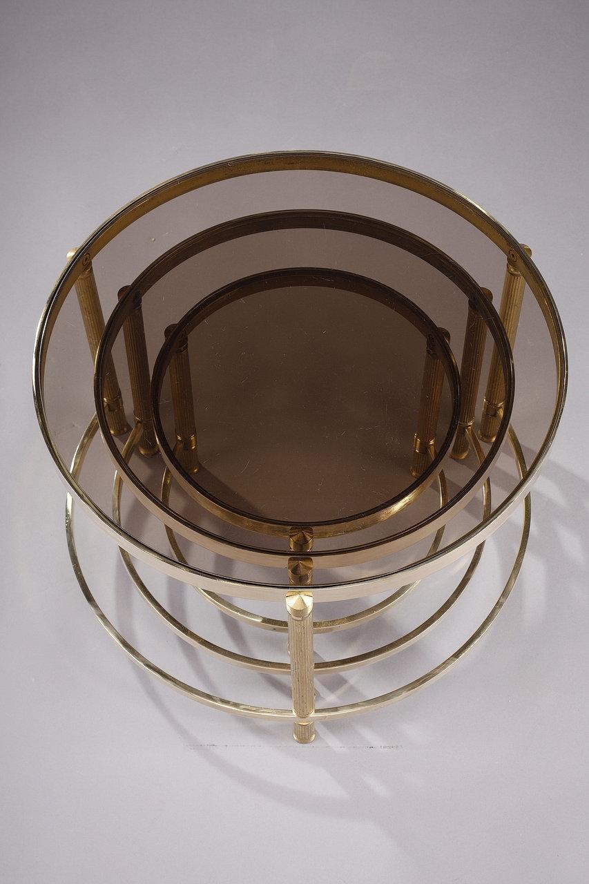 Set aus drei Couchtischen aus Bronze und Rauchglas, 70er-Jahre  im Zustand „Gut“ im Angebot in Paris, FR