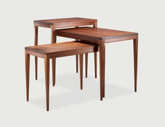 Ensemble de trois tables basses en noyer américain