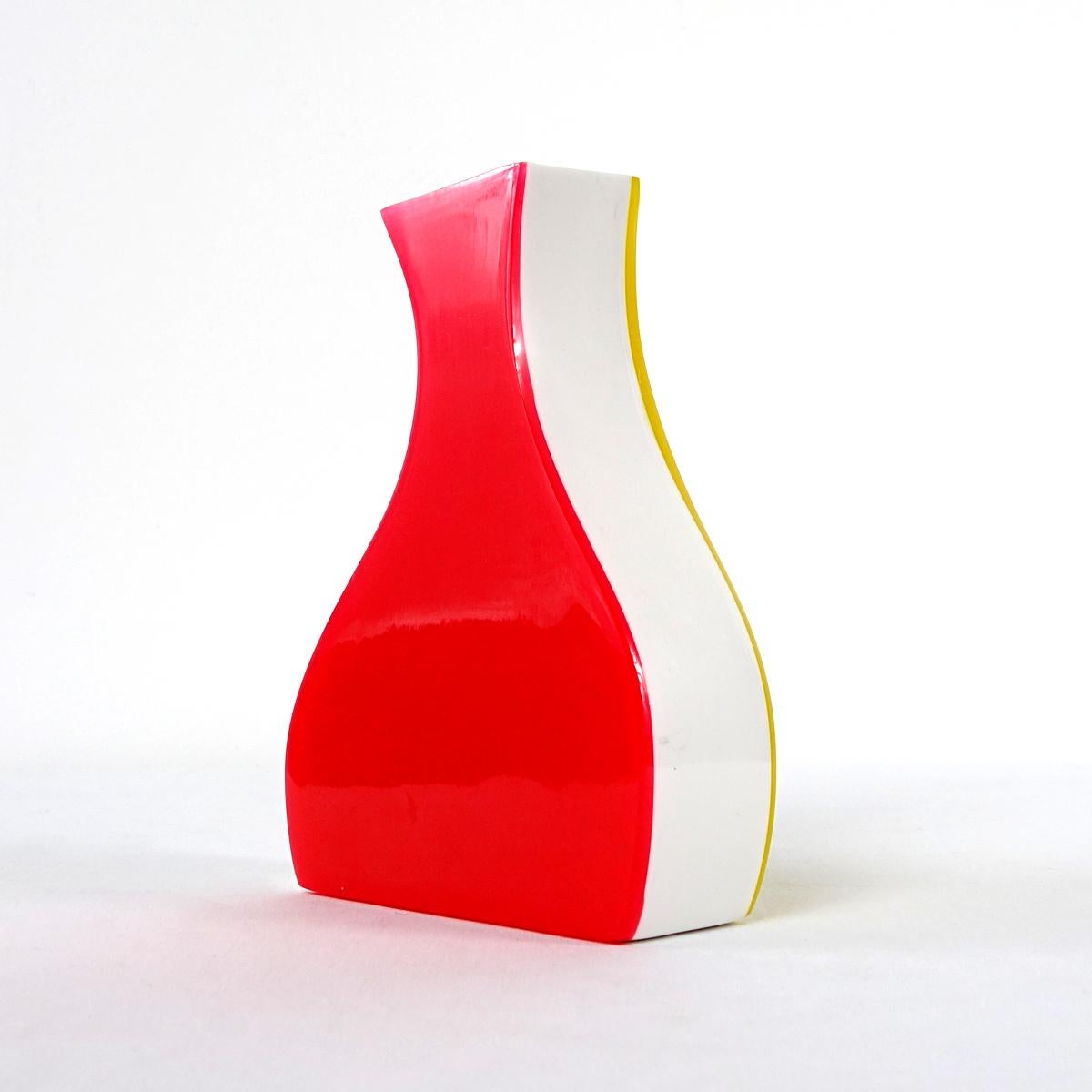 Set von drei farbenfrohen, stilisierten Plexiglasvasen von Villeroy & Boch im Angebot 1