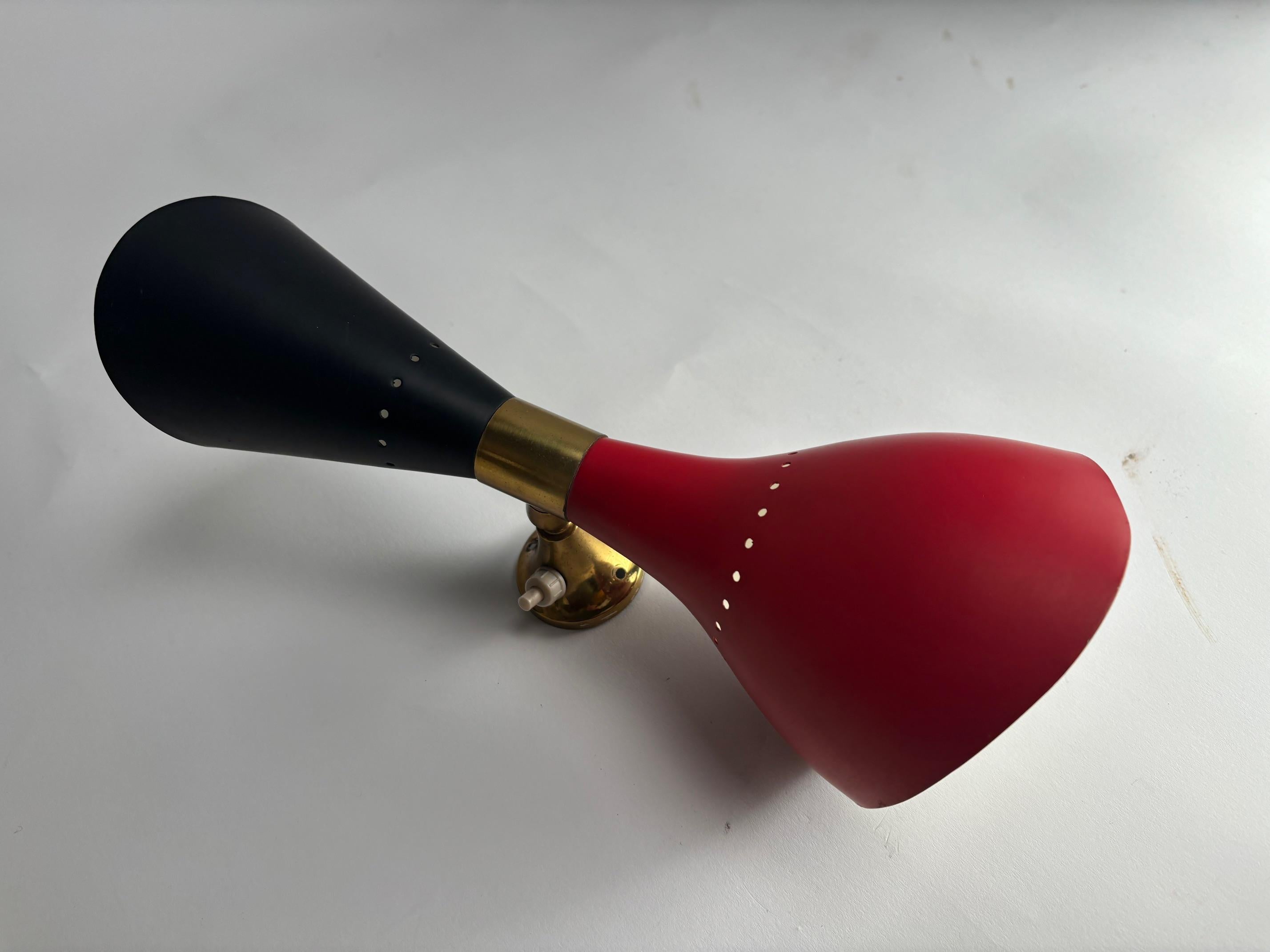 Ensemble de trois lampes murales en laiton et métal coloré par Stilnovo, Italie, années 1950 en vente 3