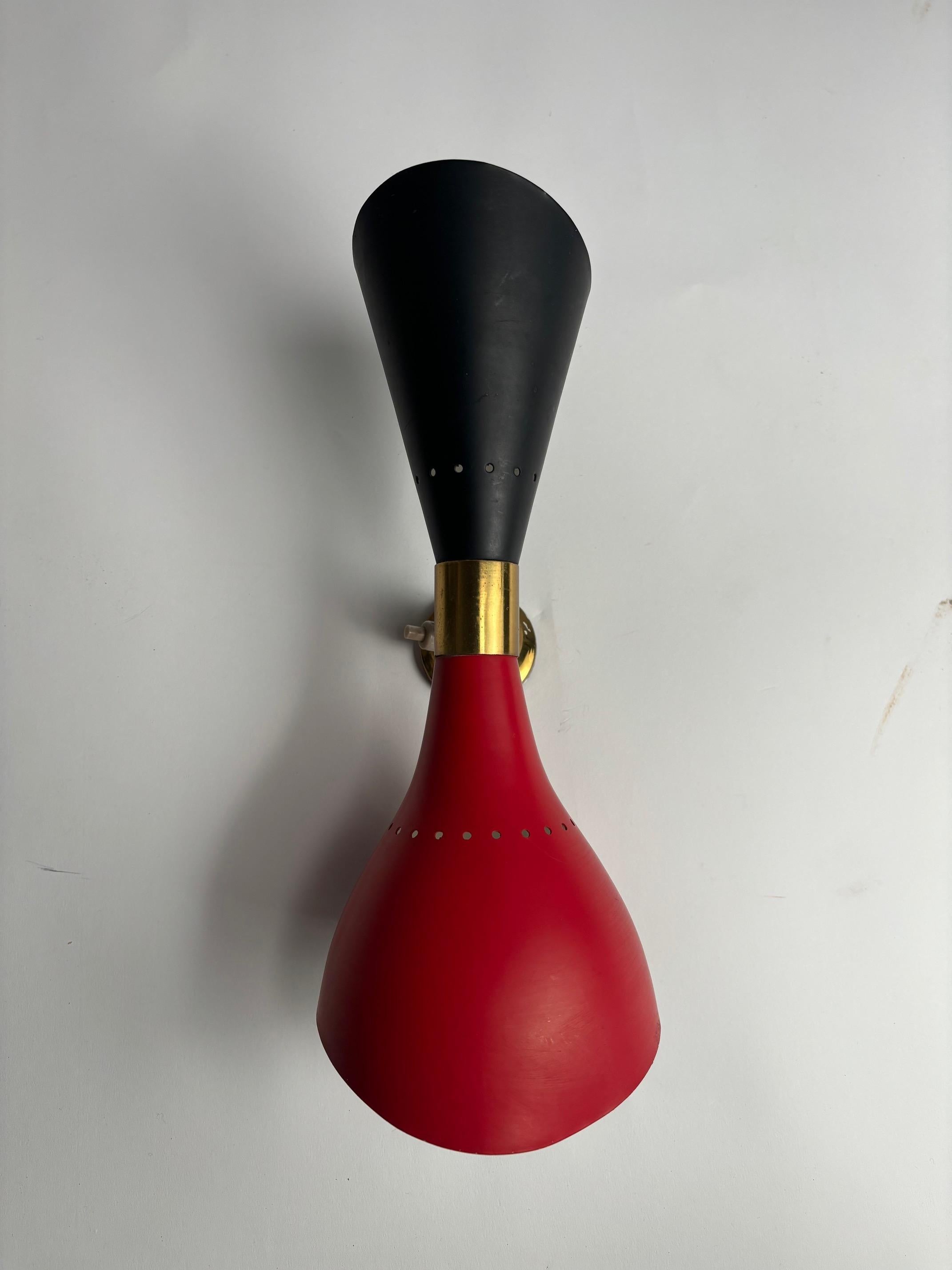 Ensemble de trois appliques en laiton coloré et métal, style Stilnovo, Italie, années 1950

Voici un charmant ensemble d'appliques italiennes bicolores du milieu du siècle dernier. Chacune est dotée d'une double ampoule, l'une éclairant le cône