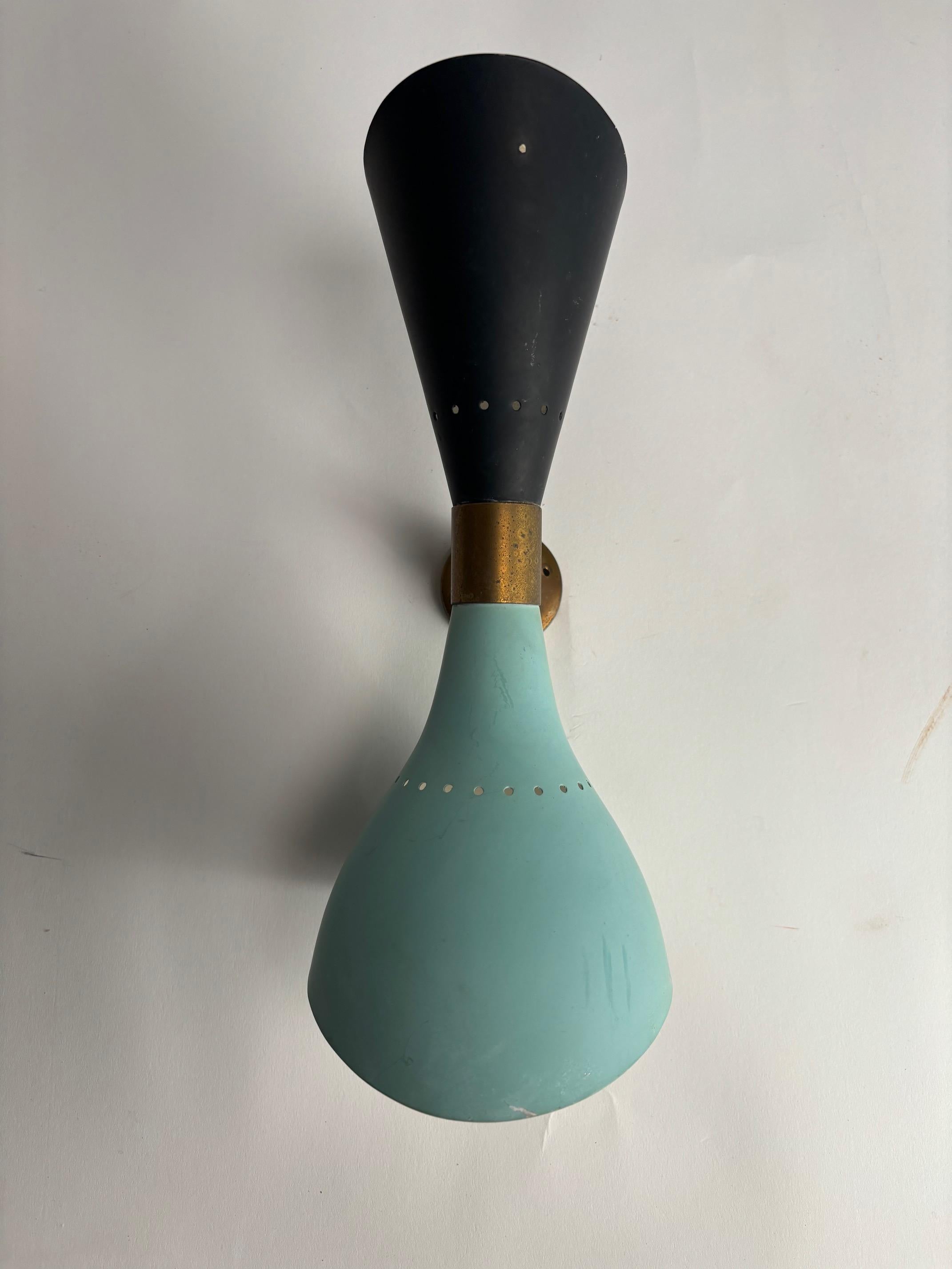 Mid-Century Modern Ensemble de trois lampes murales en laiton et métal coloré par Stilnovo, Italie, années 1950 en vente