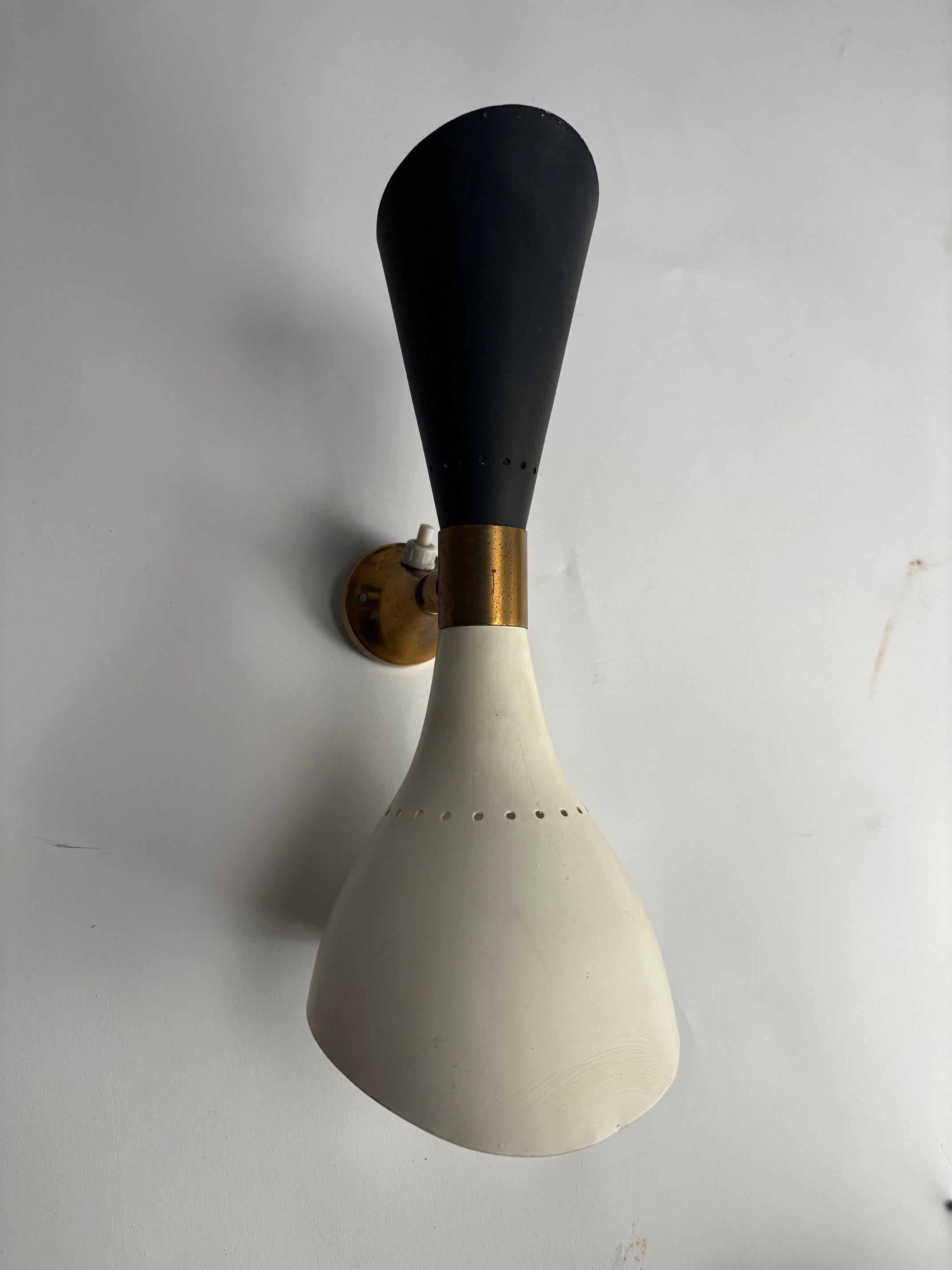 italien Ensemble de trois lampes murales en laiton et métal coloré par Stilnovo, Italie, années 1950 en vente