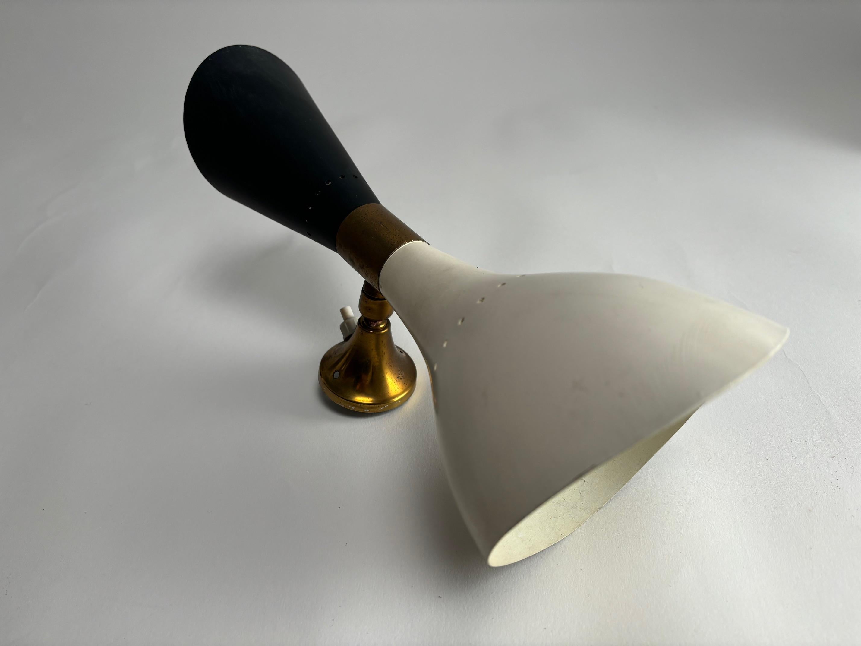 Ensemble de trois lampes murales en laiton et métal coloré par Stilnovo, Italie, années 1950 Bon état - En vente à Argelato, BO