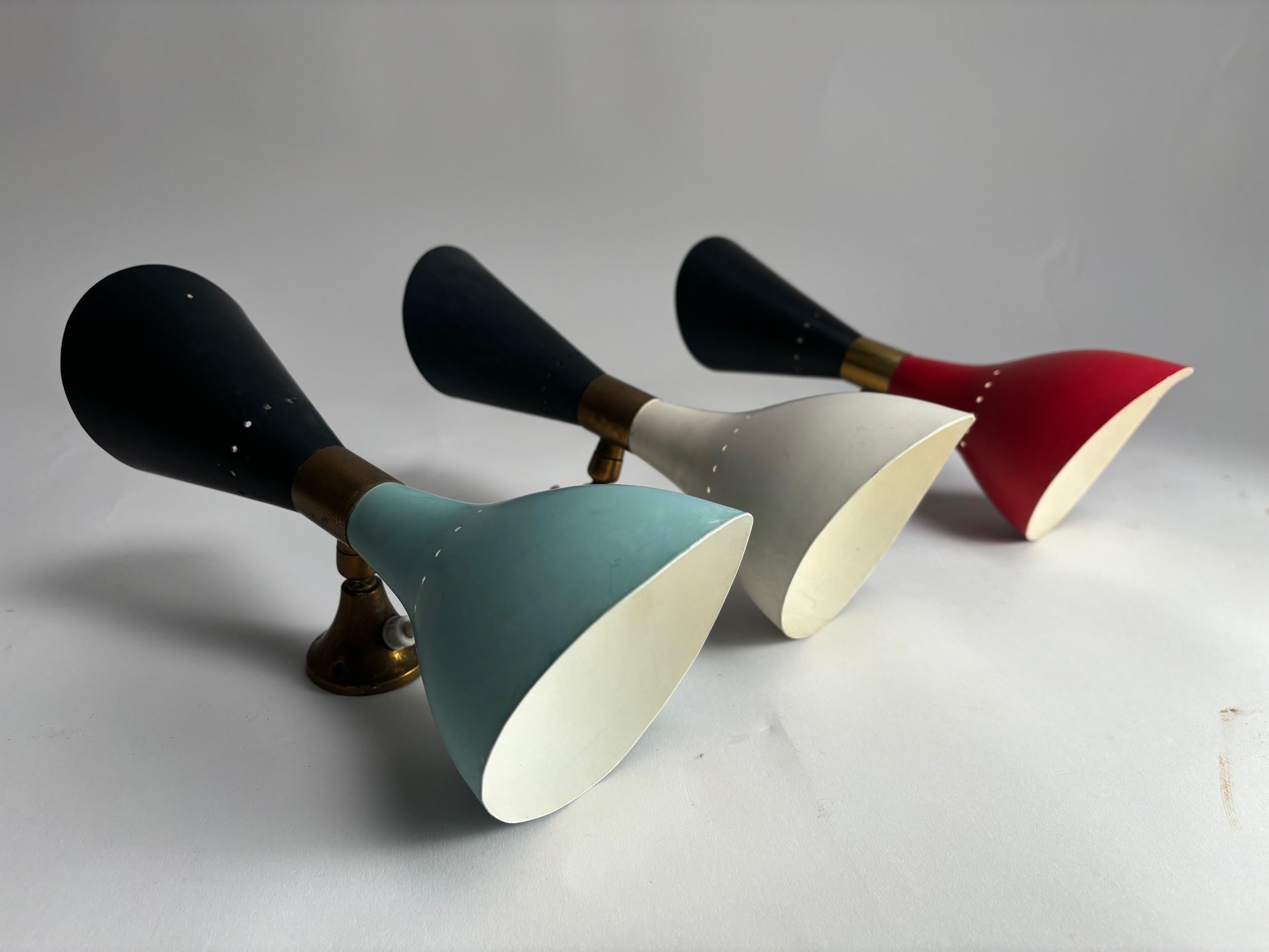 Milieu du XXe siècle Ensemble de trois lampes murales en laiton et métal coloré par Stilnovo, Italie, années 1950 en vente