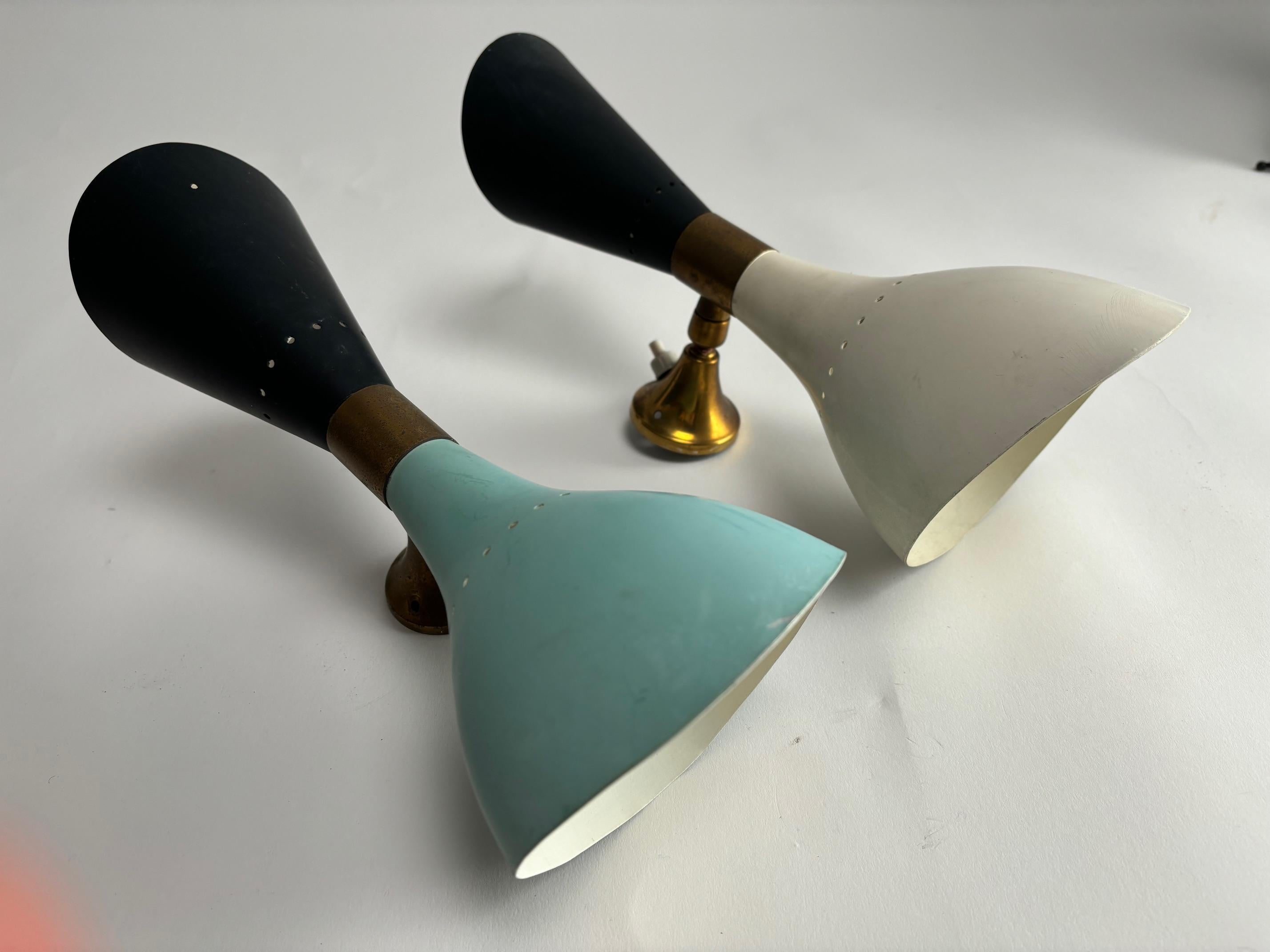 Ensemble de trois lampes murales en laiton et métal coloré par Stilnovo, Italie, années 1950 en vente 1