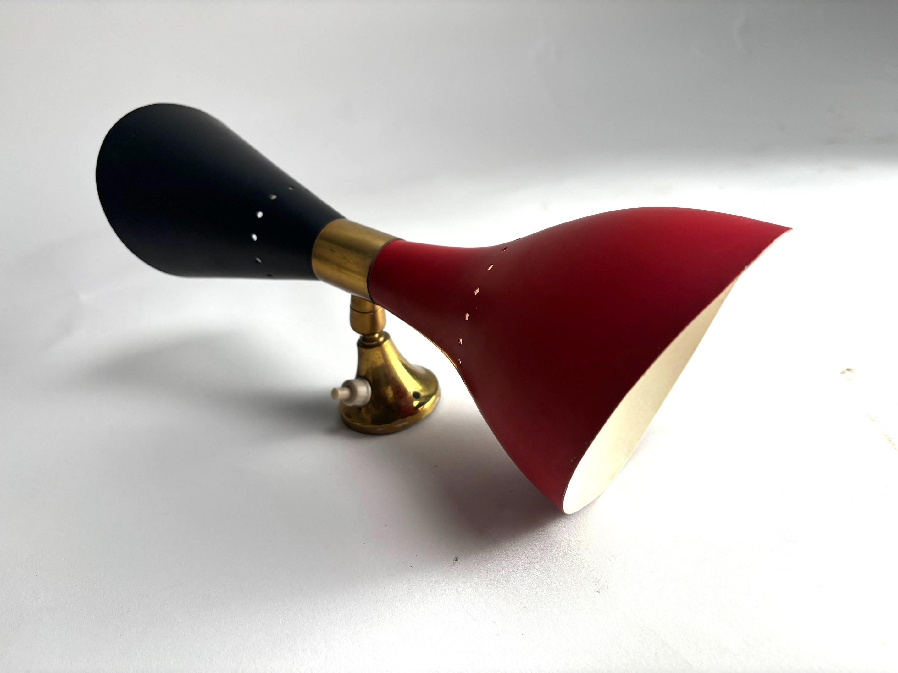 Ensemble de trois lampes murales en laiton et métal coloré par Stilnovo, Italie, années 1950 en vente 2