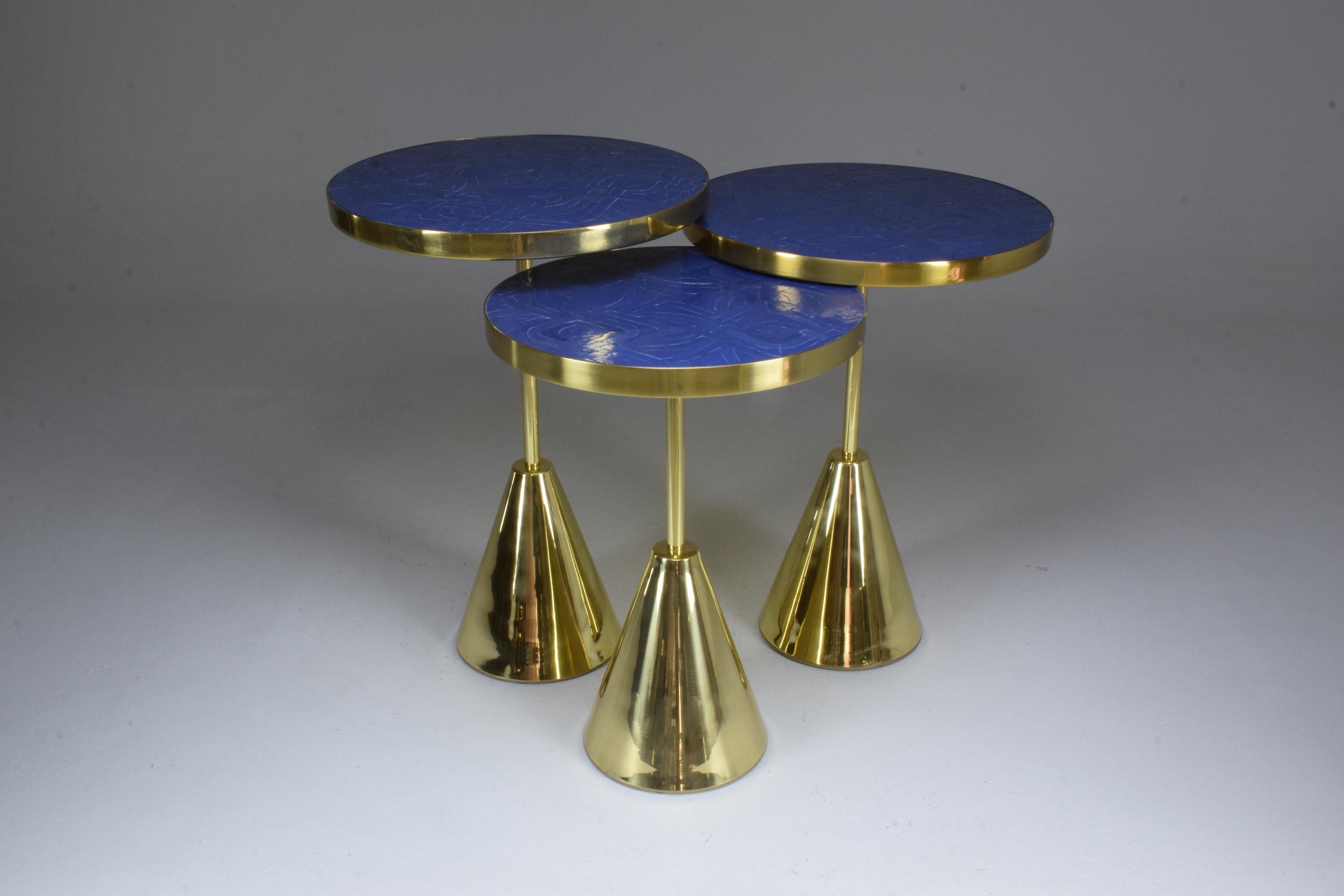 Ensemble de trois tables d'appoint contemporaines en mosaïque de laiton, collection Flow en vente 10