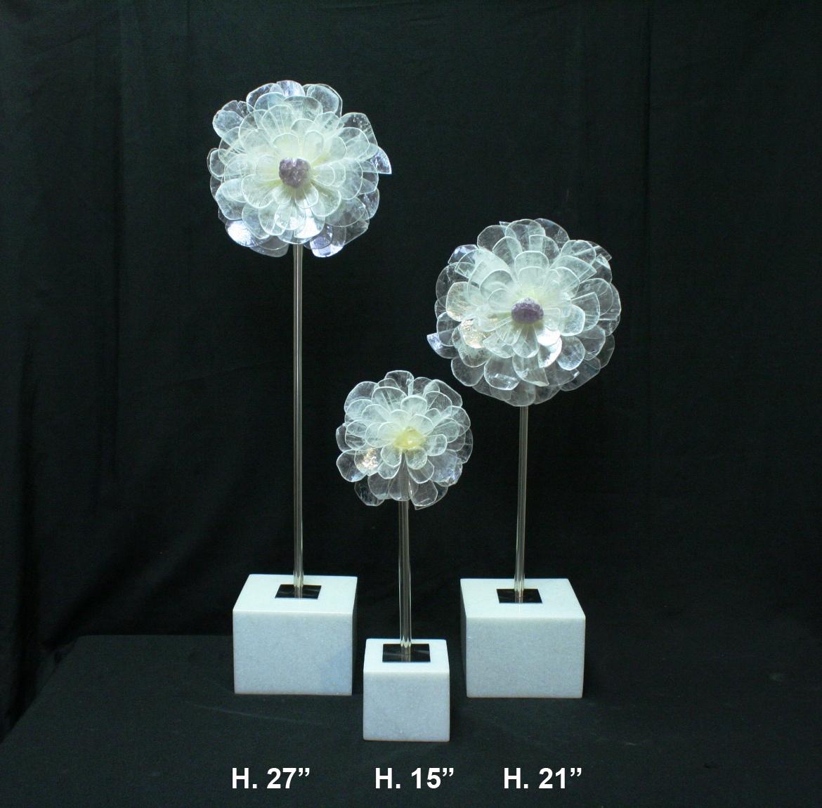 Satz von drei abgestuften Blumen-Tischdekorationen mit einer Quarz-Geode in der Mitte, die von Chromstäben gestützt werden, alle auf quadratischen Marmorsockeln ruhend.

Große Blume Abmessungen: H. 27