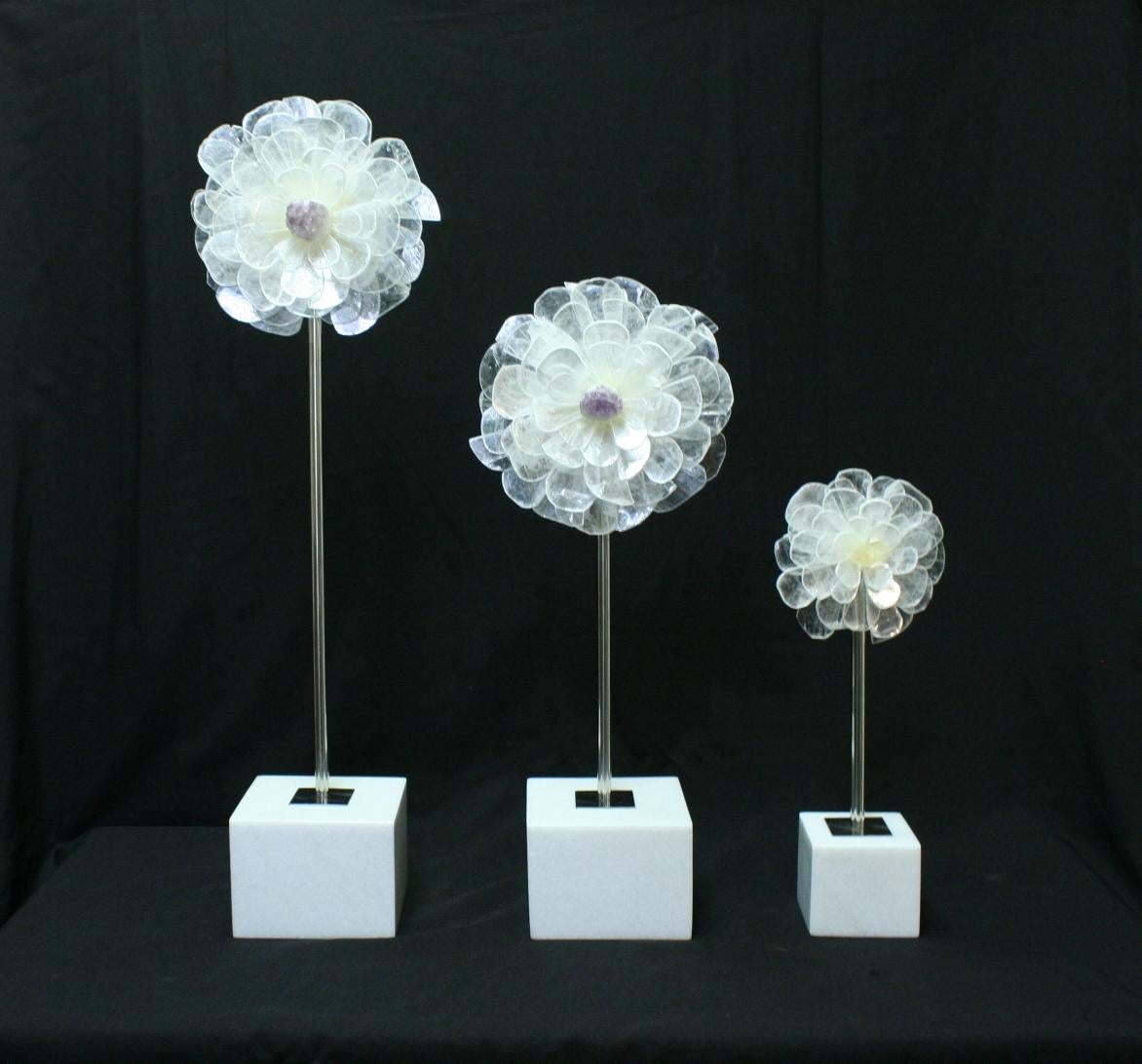 Set von drei zeitgenössischen geschnitzten Blumen (amerikanisch) im Angebot
