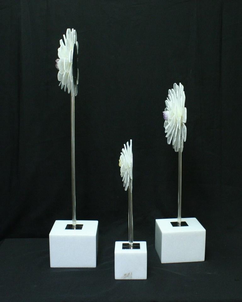 Set von drei zeitgenössischen geschnitzten Blumen im Angebot 2