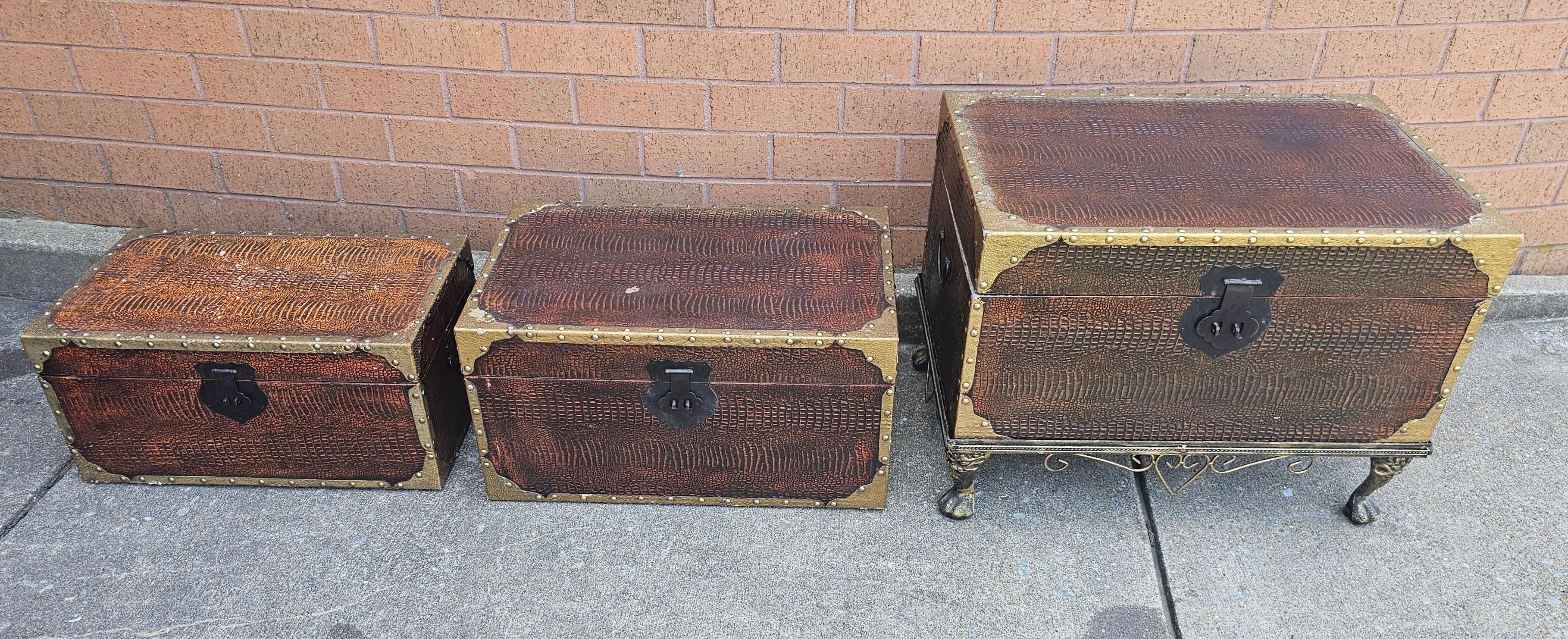 Set of Three Contemporary Graduated Stacking Storage Chests on Base For Sale 2