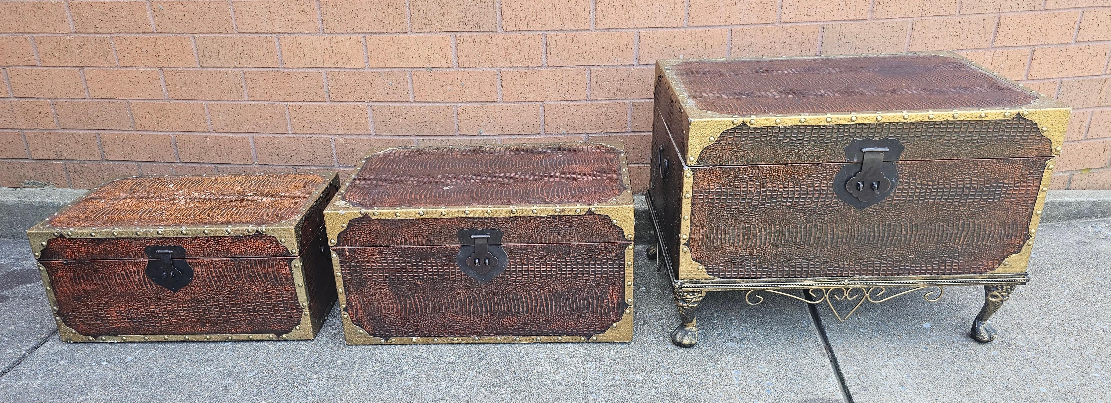 Set of Three Contemporary Graduated Stacking Storage Chests on Base For Sale 3