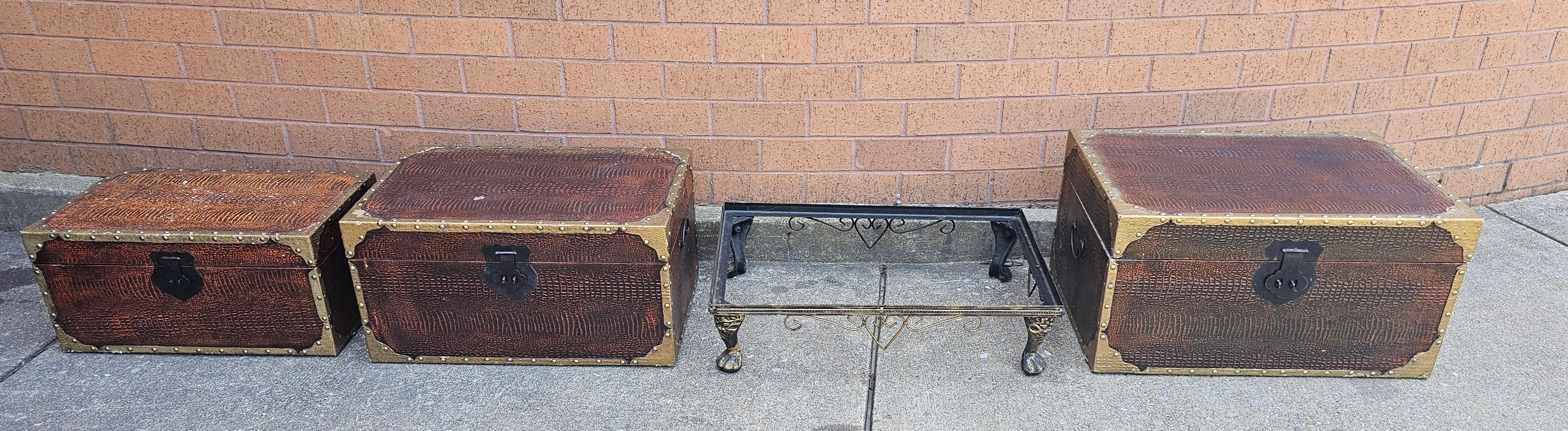 Set of Three Contemporary Graduated Stacking Storage Chests on Base In Good Condition For Sale In Germantown, MD