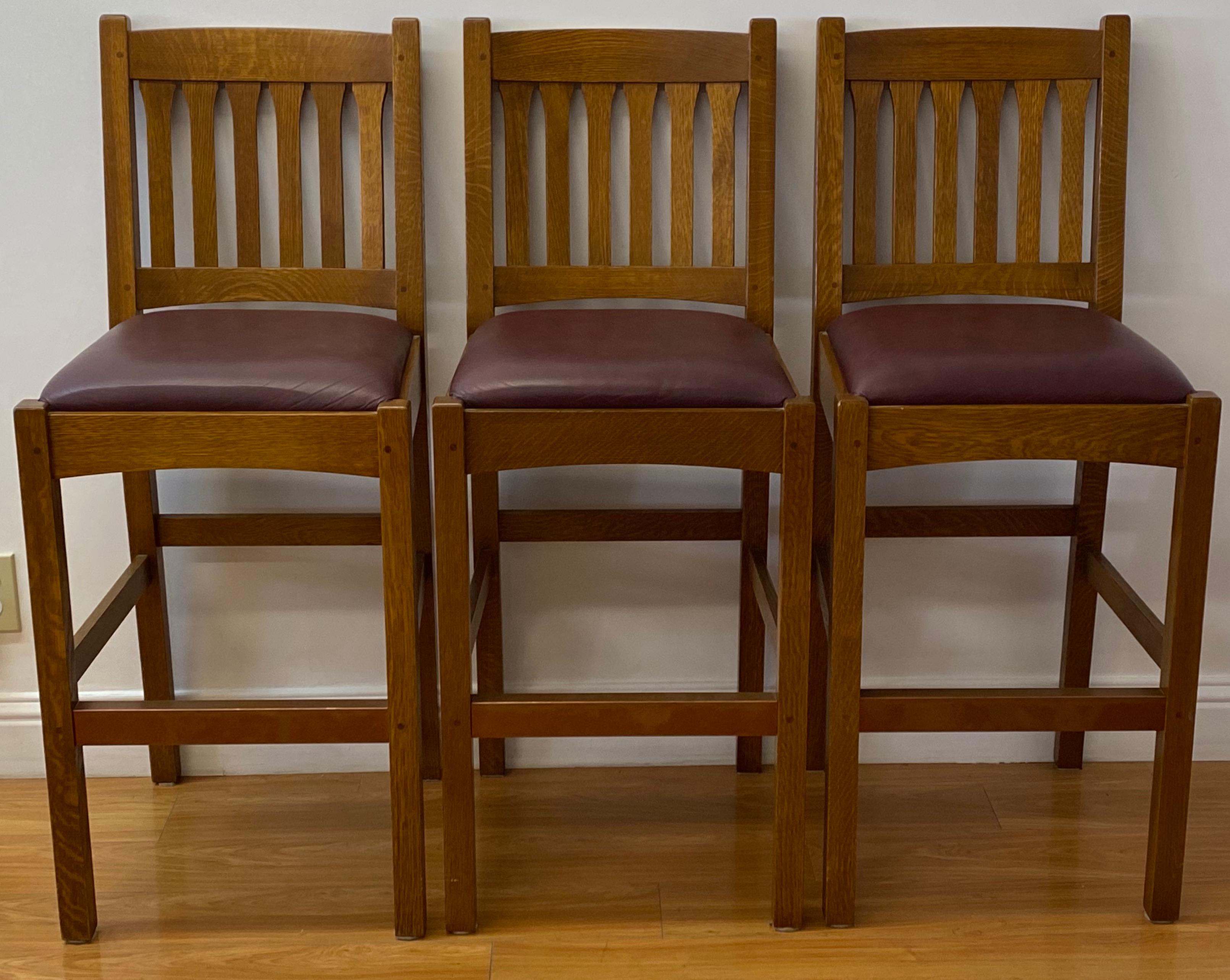 Set of three contemporary mission oak & leather Stickley bar stools

Classic Arts & Crafts mission oak bar stools by Stickley

Measures: 18.5