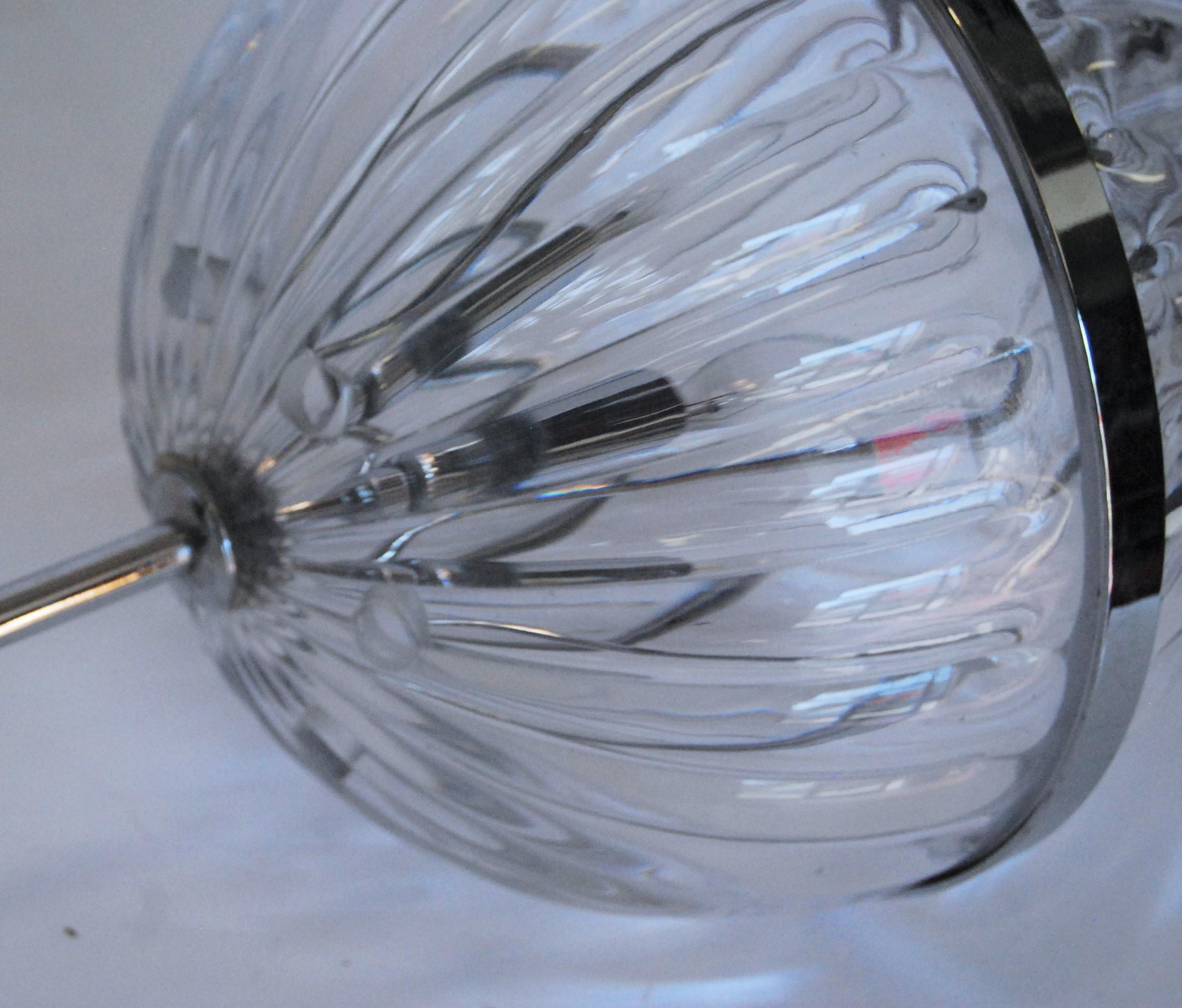 Set of Three Contemporary Modern Hanging Chrome Blown glass Globe Lights im Zustand „Gut“ im Angebot in Pasadena, CA