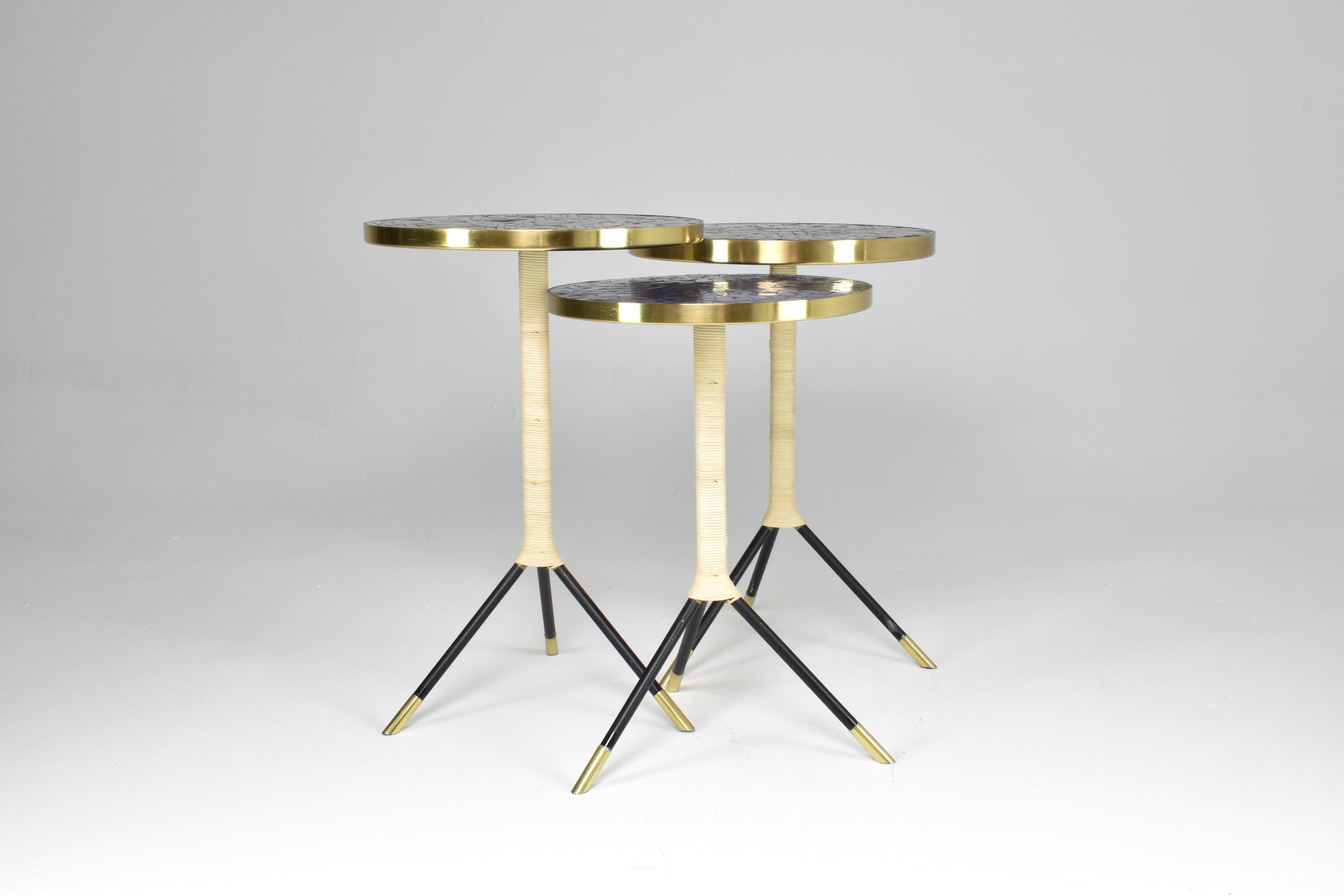 Ottone Set di tre tavolini contemporanei in ottone e rattan a mosaico di JAS in vendita