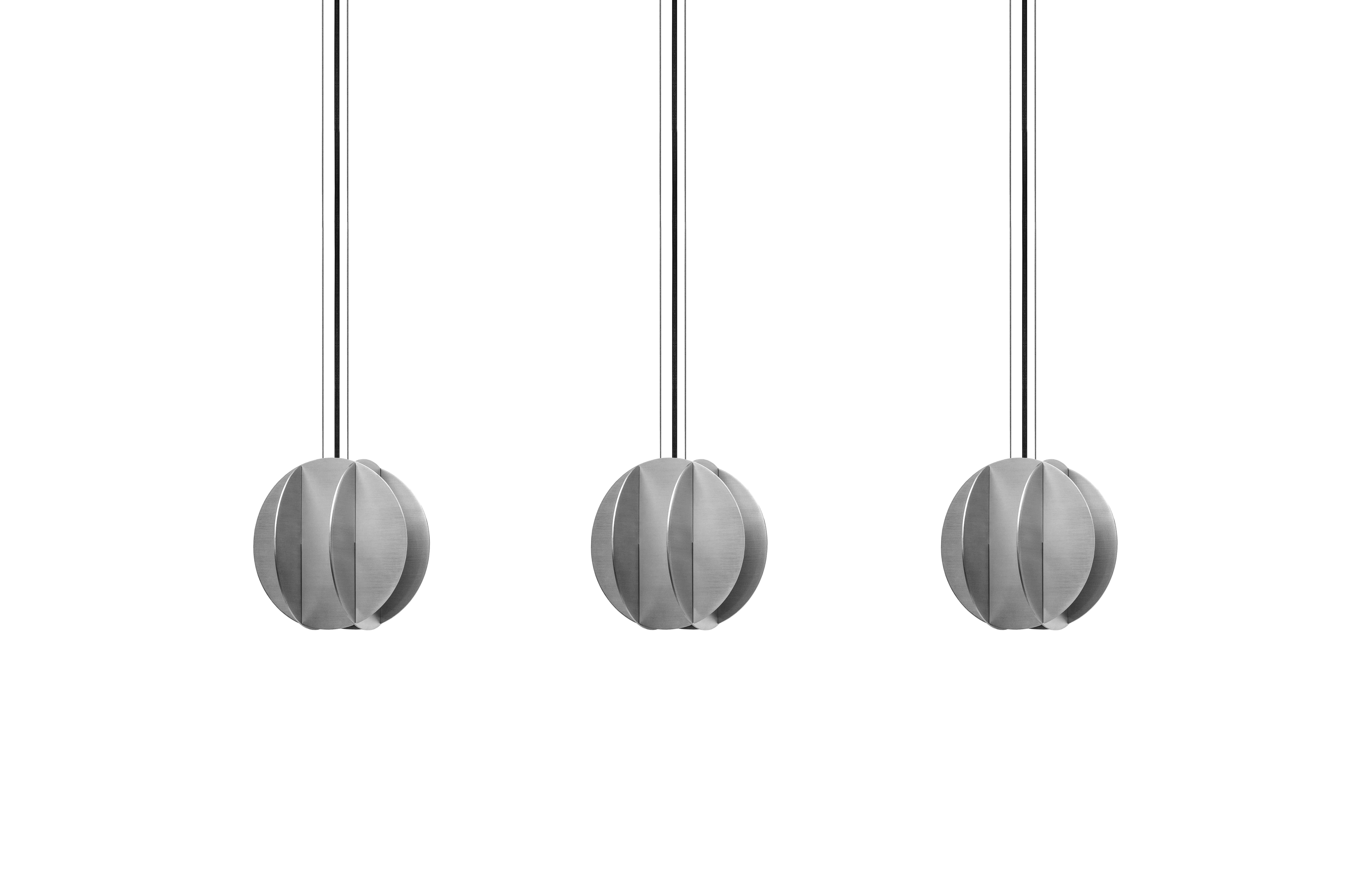 Spazzolato Set di tre lampade a sospensione contemporanee El Lamps Small CS3 di NOOM in Steele in vendita