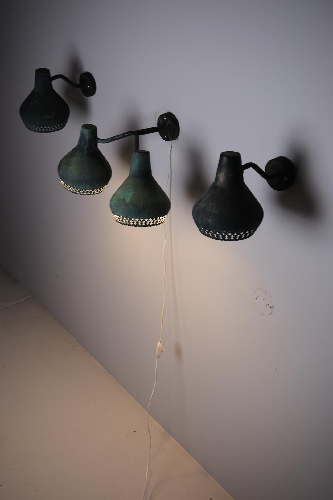 Un conjunto de lámparas de pared muy bien ejecutado por Hans Bergström para Atelje Lyktan, Suecia, durante la década de 1940. 

Realizado en cobre que se había patinado maravillosamente. Modelos actualmente difíciles de encontrar.

Medidas de una