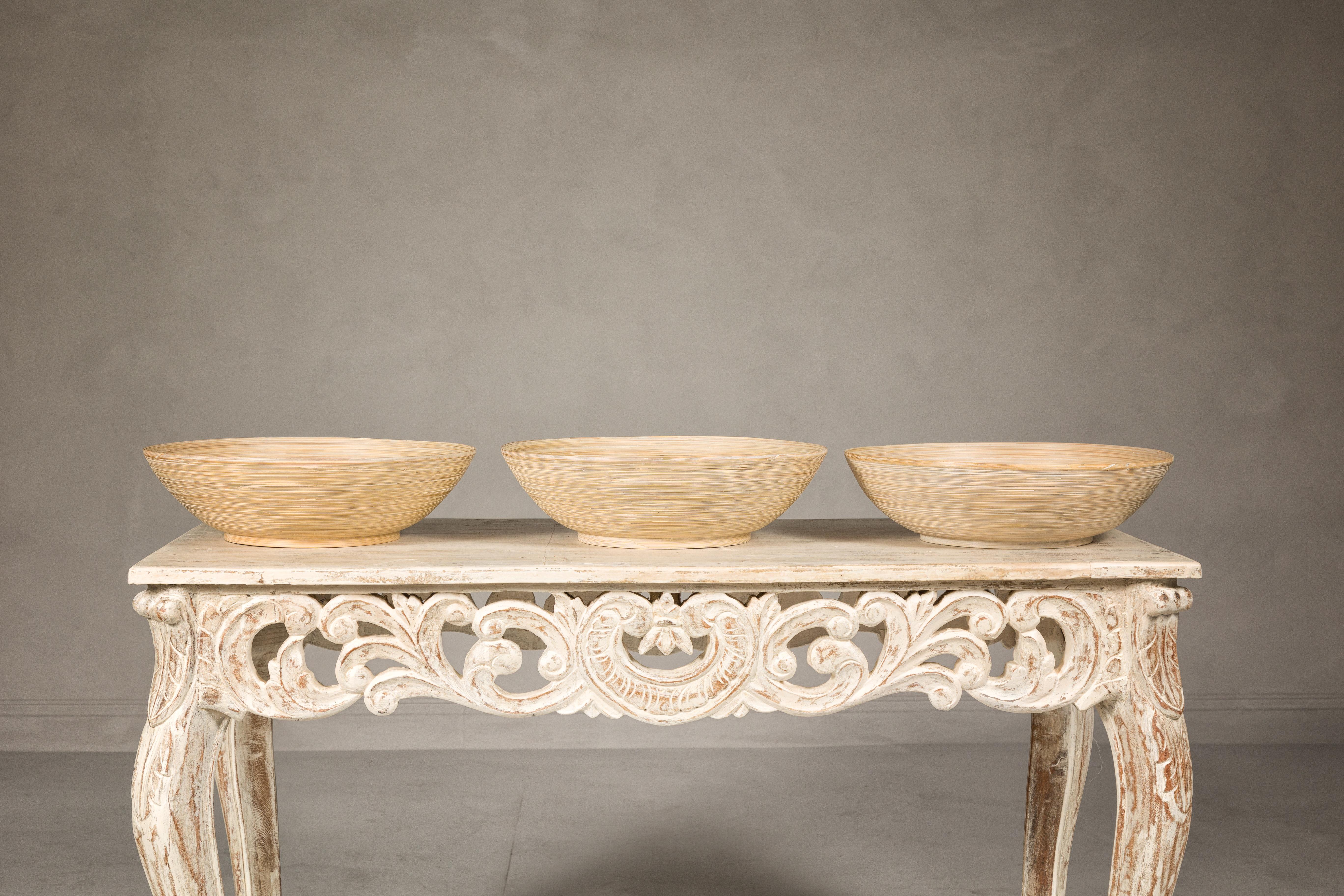 Thaïlandais Ensemble de trois bols décoratifs vintage en roseau tissé de style campagnard dans les tons crème en vente