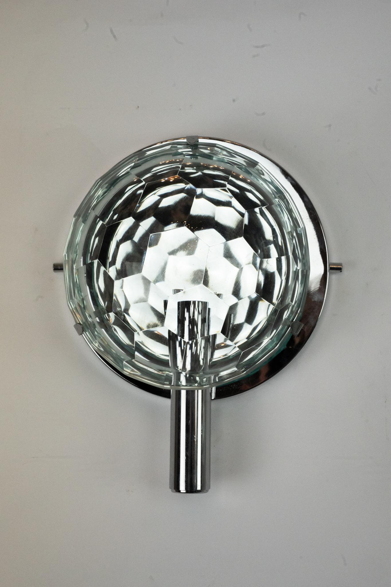 Juego de tres apliques Cristal Arte en cromo y cristal tallado. Italia Años 70 en venta 4