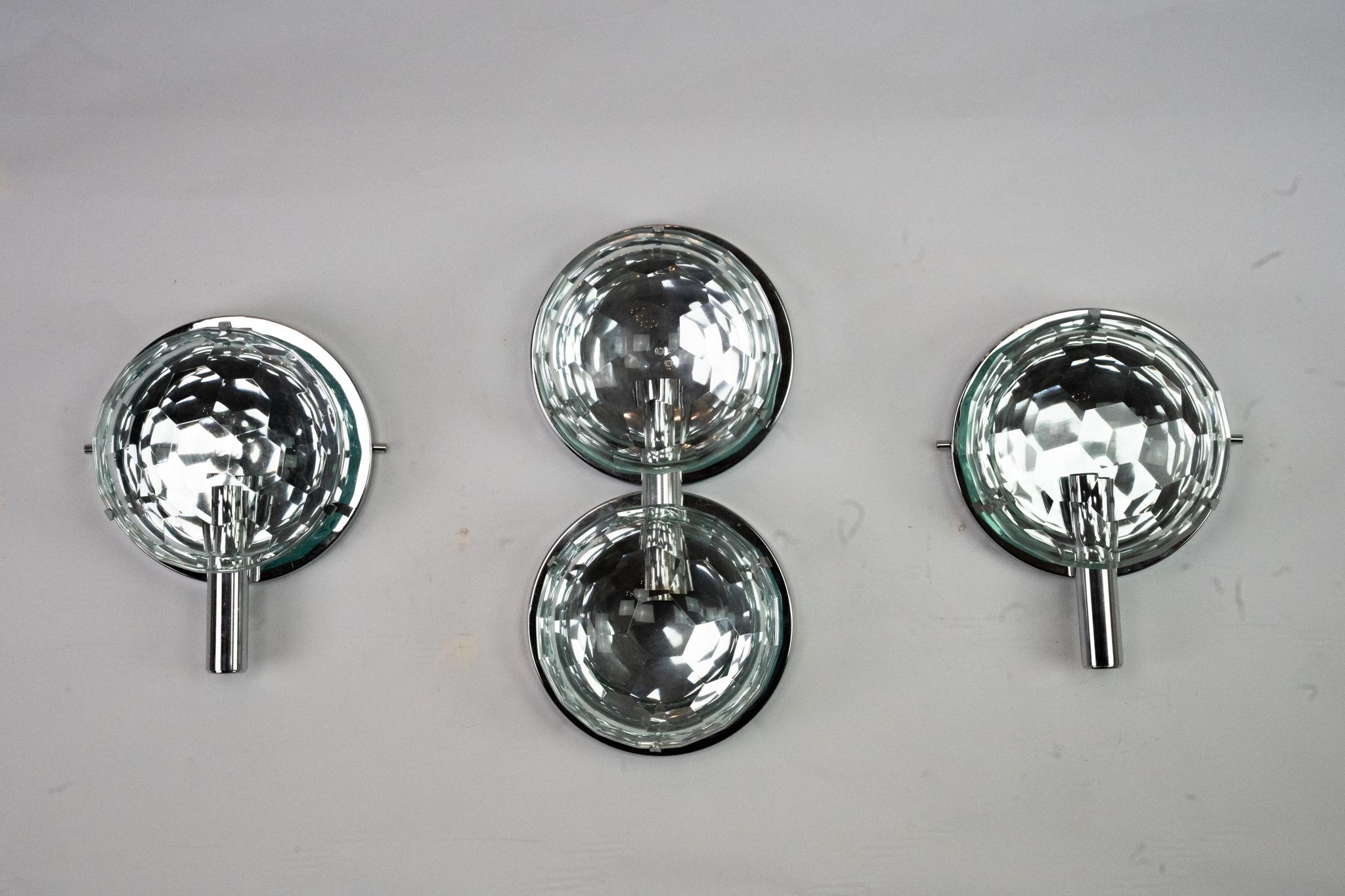 Juego de tres apliques Cristal Arte en cromo y cristal tallado. Italia Años 70 Moderno de mediados de siglo en venta