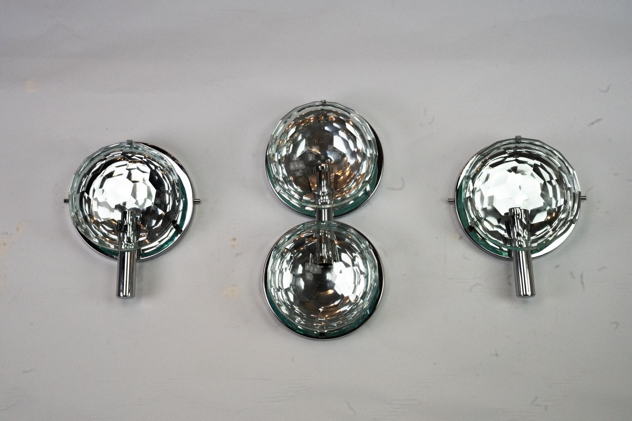 Juego de tres apliques Cristal Arte en cromo y cristal tallado. Italia Años 70 Italiano en venta
